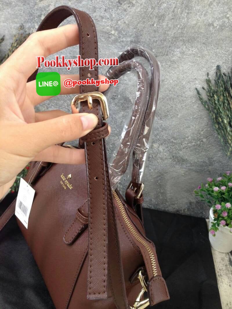 KATE SPADE NEW YORK กระเป๋าถือหรือสะพาย หนัง safiano ทรงพัดหูยาว เปิดปิดด้วยซิปสะดวกใช้ หูหิ้ว สามารถปรับความยาวได้ 3 ระดับ สามารถสะพายไหล่ได้เลยค่ะ ภายในบุผ้าลายแบรนด์ มีช่องด้านใน ใส่ของจุกจิก และช่องใส่ซิป มาพร้อมสายสะพายยาวปรับด้ 5 ระดับ สามารถสะพายไห
