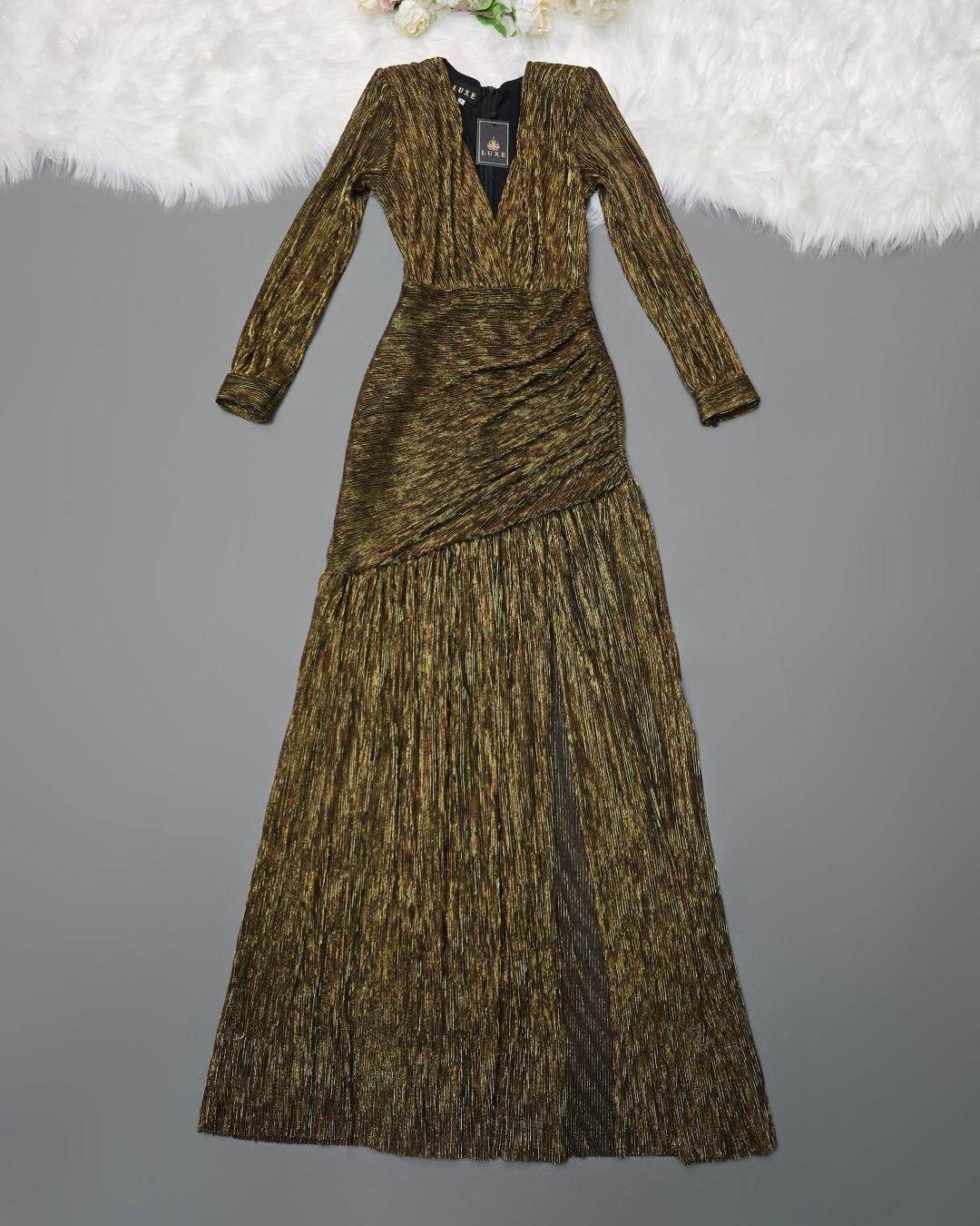 เดรสแฟชั่น แม็กซี่เดรสเสื้อคอวีป้าย แขนยาวเสริมไหล่ กระโปรงจับเดรปย่นเข้ารูปตรงสะโพก