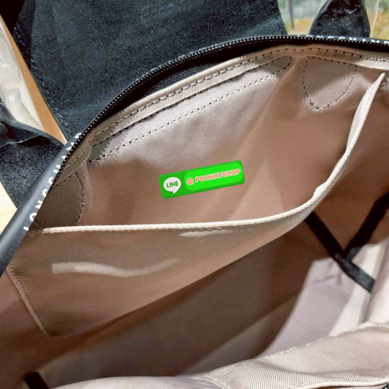 Longchamp le pliage energy M tote bag 🔆 Details เป็นอีกรุ่นที่แรงมาก จึ้งมาก! กระเป๋าสะพายไหล่ทรงโท้ท รุ่นยอดฮิต ดีไซน์ใหม่ให้ความสปอร์ตตี้มากขึ้น มาพร้อมขนาดใหม่ที่หลายๆคนรออยู่ น้ำหนักเบา ดีไซน์เรียบง่าย แต่ดูแพง ปากกระเป๋าออกแบบให้มีฝาปิดและซิป