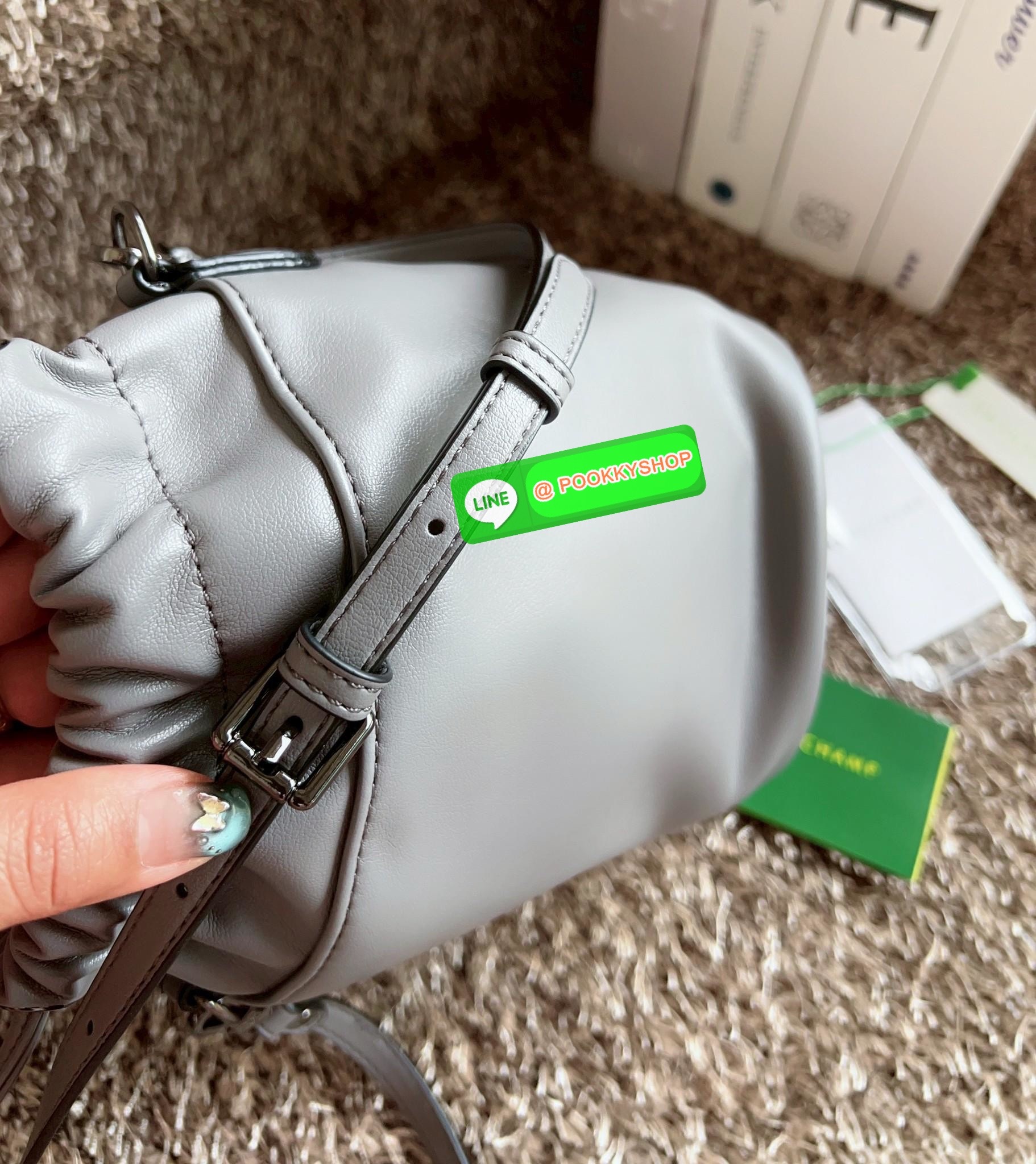 NEW ARRIVAL! LONGCHAMP LE PLIAGE XTRA XS BUCKET BAG ต้องบอกก่อนว่ารุ่นนี้เป็นรุ่นที่ใช้ออกมาแล้วไม่มีคำว่าผิดหวัง ออกแบบมาสวยแบบตัวแม่เลยค่าา 🔖พร้อมส่งทันที! กับกระเป๋าทรงบัคเกต หนังแท้smooth leather อย่างดี ใบกลางเจ้าลำตัวแล้วสวยมากก