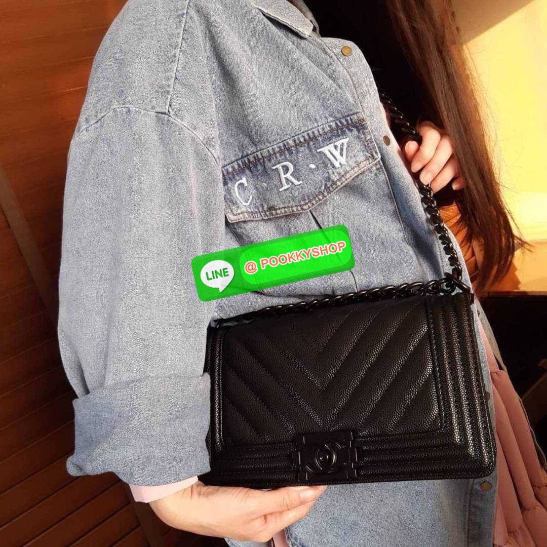 Chanel รุ่นสุดฮอต ดีไซน์อะไหล่ดำ เรียบหรูมากๆ!! วัสดุหนังลายคาร์เวีย ทรงคลาสสิคที่สาวๆห้ามพลาด!! ในราคาสุดจะคุ้มจากเคาน์เตอร์ dutyfree เปิด-ปิดกระเป๋าด้วยตัวล็อค ภายในโล่งกว้าง ไซส์ใหญ่ใส่ของได้เยอะ มีช่องแยกในกระเป๋า มาพร้อมสายสะพายโซ่สลับหนังรองบ่า (ถอด