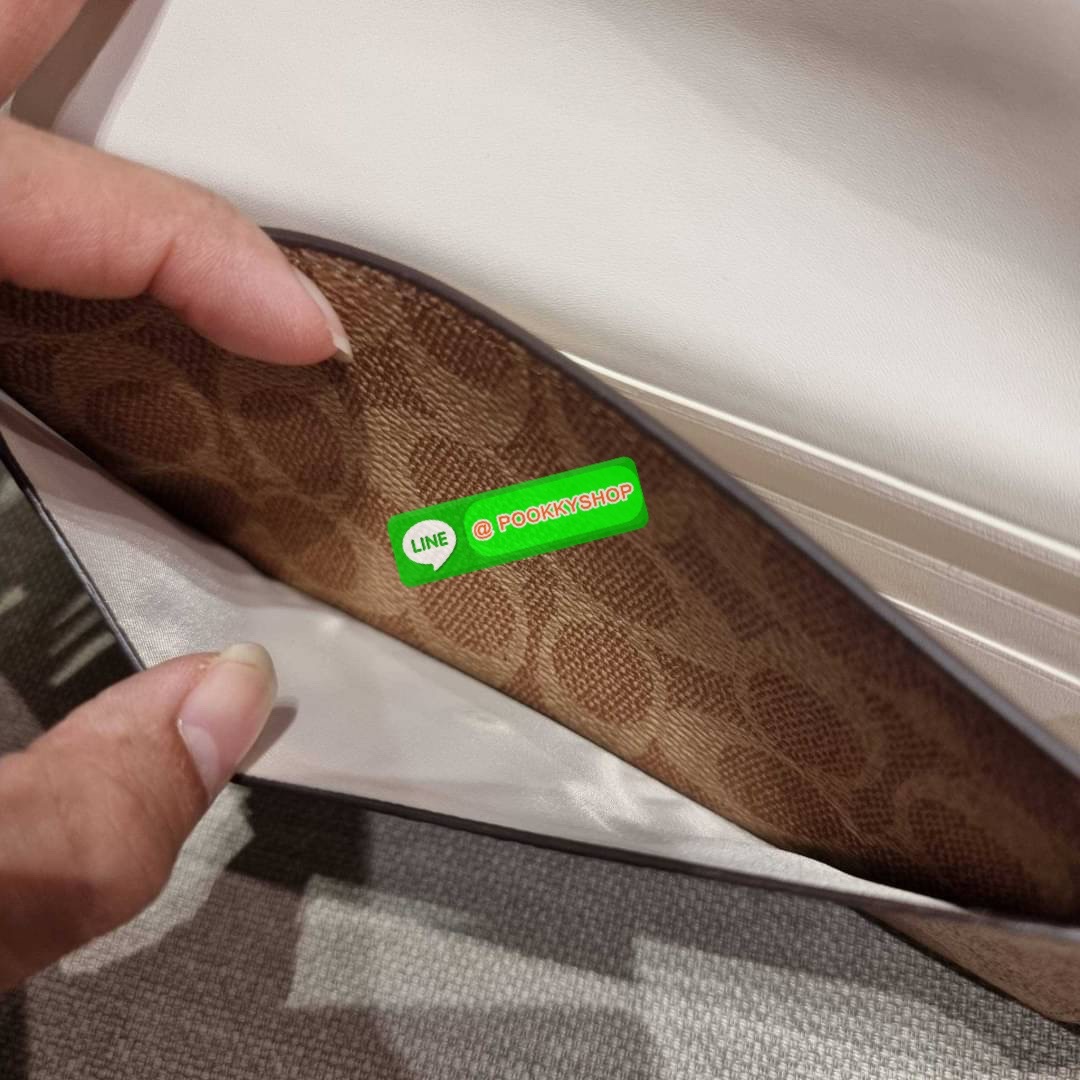 COACH 31547 SOFT WALLET IN COLORBLOCK SIGNATURE CANVAS คัมแบคแล้วน้า กับไอเท็มหายาก กระเป๋าสตางค์ใบยาวแบบพับ ขนาดกำลังสวย ดีไซน์คลาสสิคเอกลักษณ์ วัสดุหนังแคนวาสเคลือบลาย เปิด-ปิดด้วยกระดุม ภายในใส่บัตรได้เยอะ ใส่ธนบัตรได้สบายๆ ใบจริงสวยปังทุกสี ใครมองหากร