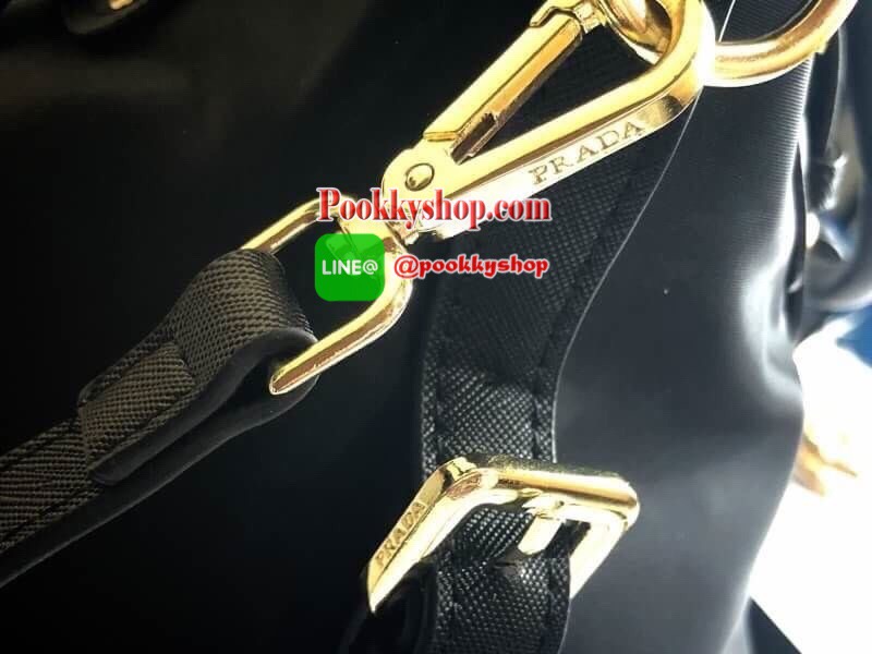 PRADA NYLON BAG WITH ZIP กระเป๋าถือหรือสะพายพรีเมี่ยมกิ้ฟจากเคาน์เตอร์แบรนด์ Limited edition วัสดุ Nylon เนื้อหนาคุณภาพดีตามแบบฉบับแบรนด์ด้านหน้าประดับโลโก้หรู เปิดปิดด้วยซิป ภายใน Polyester 100% มีโลโก้ ช่องซิปจุมากค่ะ สามารถใส่เอกสาร A4 ipad ของใช้ได้เย