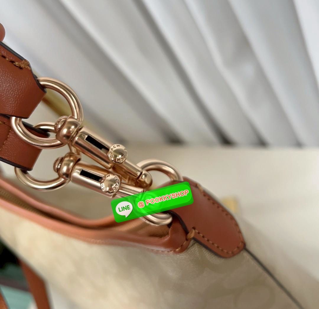 Coach Laurel Shoulder Bag In Signature Canvas (CR149) 🔖พร้อมส่ง สินค้าเข้าใหม่! กับกระเป๋าใบใหญ่กำลังดีเลยค่ะ หนังแท้ นิ่มสวย สีสวยค่ะ 🔖เปิด-ปิดกระเป๋าแบบซิป ภายในสุดโล่งกว้าง ใส่ได้จุมากๆ ยังมีช่องซิปยาวและช่องกระดุมสำหรับแยกใส่ของจุกจิกไ