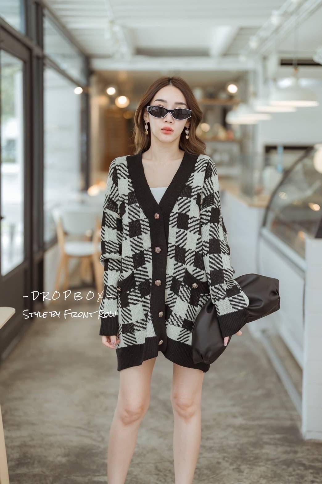 DROPBOX Style by Front Row Korea Oversize 2 Tone Big Shino Long Sleeves Knitting Cadigan เสื้อคาดิเเกนไหมพรมเเขนยาว งานผ้าไหมพรมทรงโอเวอร์ไซส์ กระดุมเรียงหน้า ผ้าไหมพรมนิ่มๆ รุ่นนี้ทรงโอเวอร์ไซส์ใส่เกาหลีๆ เลยคะสาวๆ