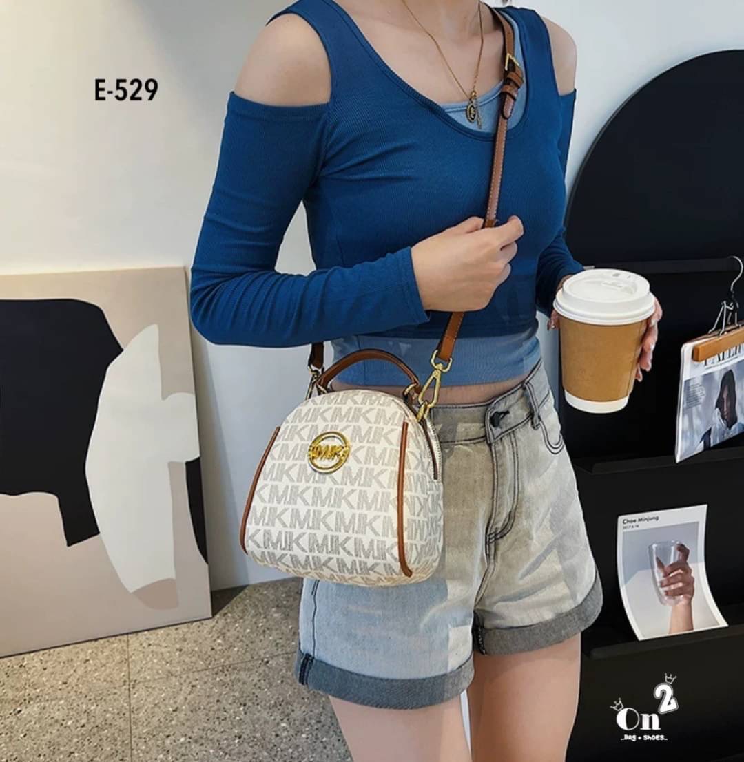 กระเป๋าสะพายแฟชั่นมาใหม่ งานสไตล์แบรนด์ งานซิป ขนาดกำลังดีน่าใช้มากค่ะ พร้อมส่ง 2 สีค่ะ