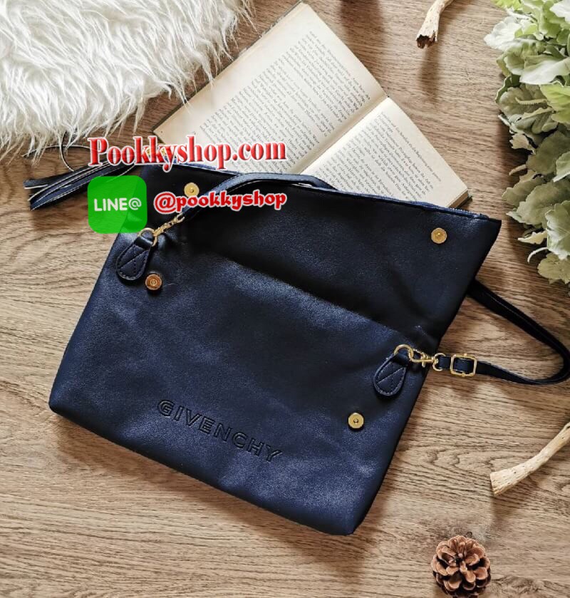 Best Seller!! Givenchy Parfums Black Leather Clutch (Premium From Counter Brand) กระเป๋าสะพายหนังนิ่มเรียบ Polyester100% สีดำเเบบสวยดูดีคลาสสิคไม่มีเอ้าท์ เปิดปิดด้วยซิป อะไหล่ทอง หัวซิปประดับพู่ ด้านหน้าปั้มโลโก้ GV ตัวใหญ่ ภายในมีช่องเล็กใส่ ipad กระเป๋