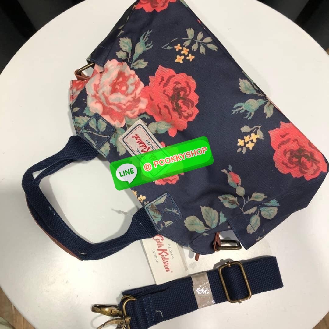 Cath Kidston Mini day Bag กระเป๋าถือหรือสะพายสุดชิค เหมาะสำหรับใช้สะพายในวันทำงานหรือวันสบายๆ เก็บของใช้ระหว่างวันได้เยอะค่ะ เปิด-ปิดด้วยซิป ด้านในมี 1ช่องใหญ่ ช่องซิป 1ช่องและช่องเล็กให้แยกเก็บมือถือของจุกจิก สวยคุ้มมากๆ มีหูจับ มาพร้อมสายสะพายยาวปรับระด