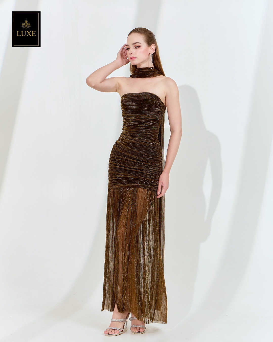 เดรสแฟชั่น เดรสเสื้อเกาะอกทรงเข้ารูป กระโปรงต่อชายระบาย ผ่าหน้า มาพร้อมผ้า mmคลุมไหล่