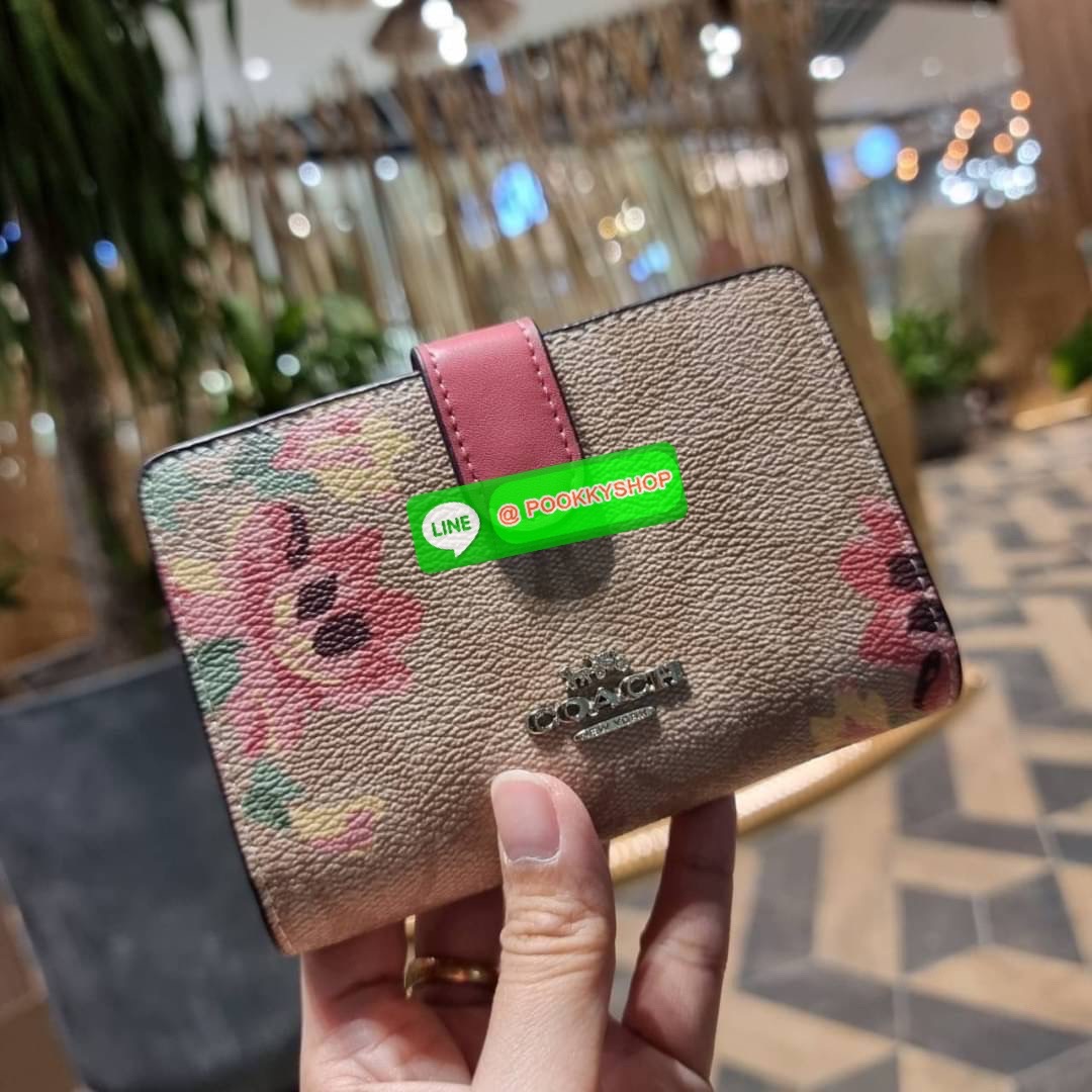 COACH F73374 MEDIUM CORNER ZIP WALLET IN SIGNATURE CANVAS WITH LILLY PRINT สายคุณหนูต้องมาแล้วน้า!! ลายใหม่ล่าสุด!! ดอกลิลลี่มุ้งมิ้ง หวานๆไปอีก กระเป๋าสตางค์ใบกลาง 👛 ขนาดกำลังเหมาะมือ วัสดุหนังแคนวาสเคลือบลาย ดูแลรักษาง่าย มีช่องใส่บัตรและธนบัตรค