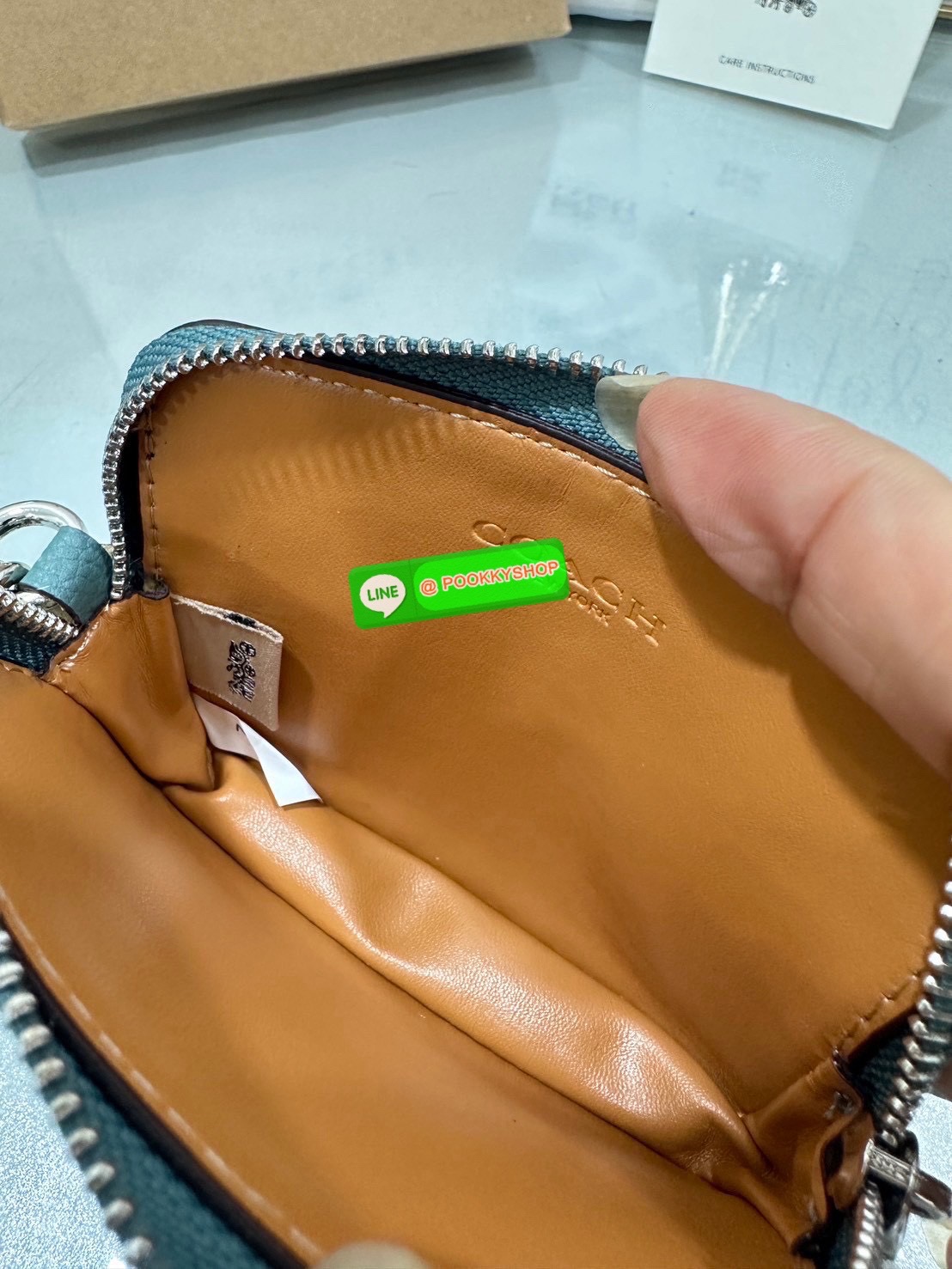 💗Coach C0058 Zip Card Case In Signature Canvas💗 กระเป๋าใบนี้นอกจากช่องใส่บัตรแล้ว ด้านหลังยังมีช่องสำหรับใส่ธนบัตรหรือเหรียญสามารถเปิดปิดได้ด้วยซิป เพิ่มลูกเล่นเป็นสายโซ่คล้องมือ หรือคล้องกับกระเป๋าก็ได้เช่นกัน ขนาดกะทัดรัด พกพาสะดวก การดู