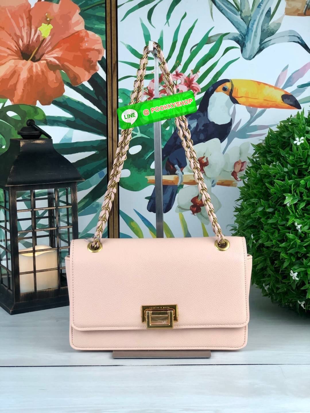 Restock พร้อมส่งครบสีค่า เพิ่มความหรูหราให้คุณกับใบนี้เลยค่ะ Charles & Keith Chain Strap Shoulder Bag กระเป๋าสะพายสายโซ่วางอยู่ทรง วัสดุหนังลายเกรน ตัดกับอะไหล่สีทองหรูหราลงตัว เปิดปิดแบบตัวดันล็อก ด้านในมีช่องซิปเล็ก1 ช่อง จุของได้ดี ใส่กระเป๋าเงินใบยาวไ