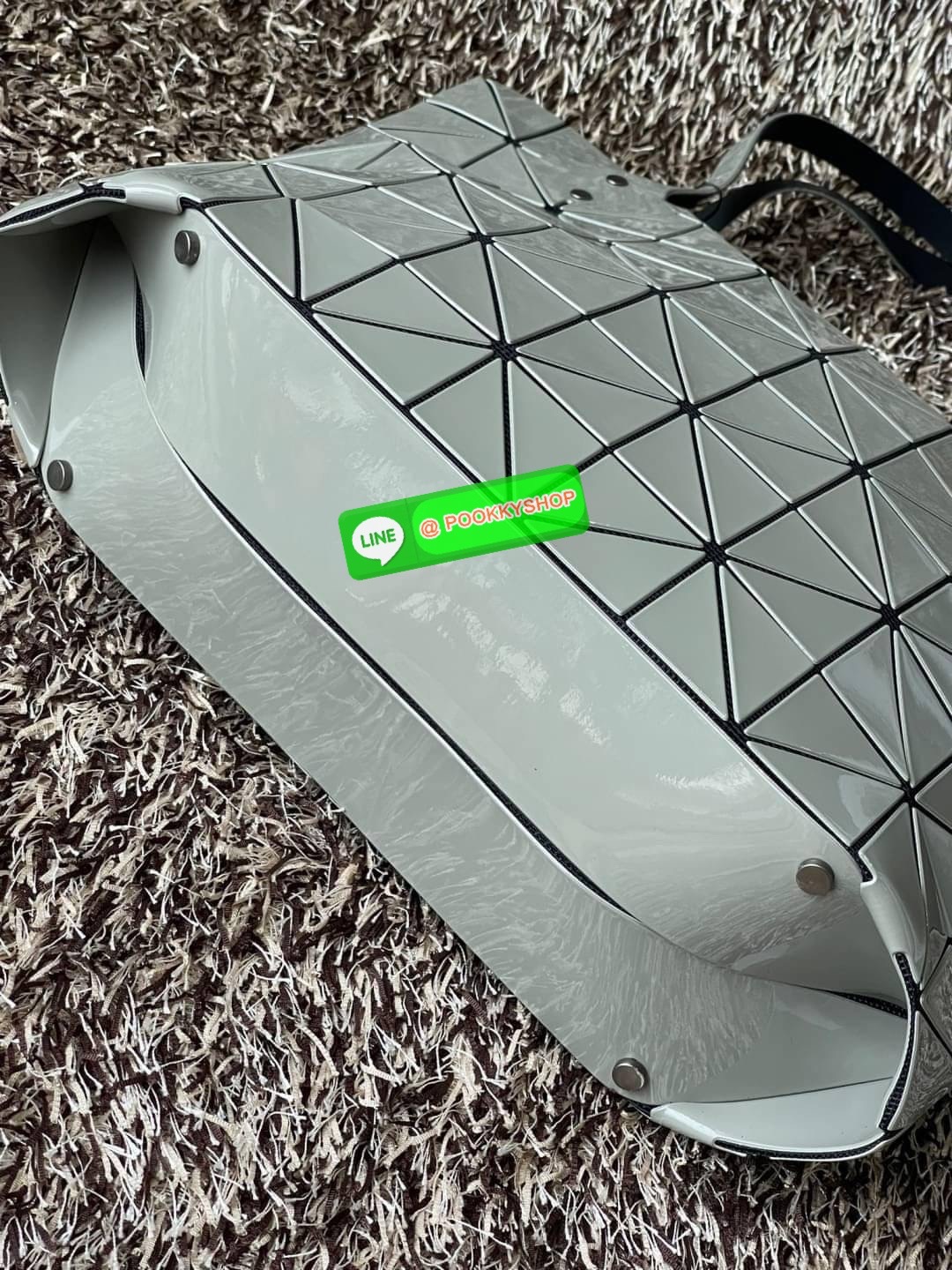 💕 Bao Bao Issey Miyake ROCK MATTE ซีรีส์นี้จะเป็นทรงสี่เหลี่ยมผืนผ้า มีซิปปิดด้านบน ถือเป็นรุ่นที่เหมาะกับการใช้งานในชีวิตประจำวัน สามารถพับมุมและบริเวณด้านล่างของกระเป๋าเพื่อเพิ่มความสะดวกสบายในการใช้งาน ทั้งยังช่วยให้วางกระเป๋าในแนวตั้งได้อีกด้ว