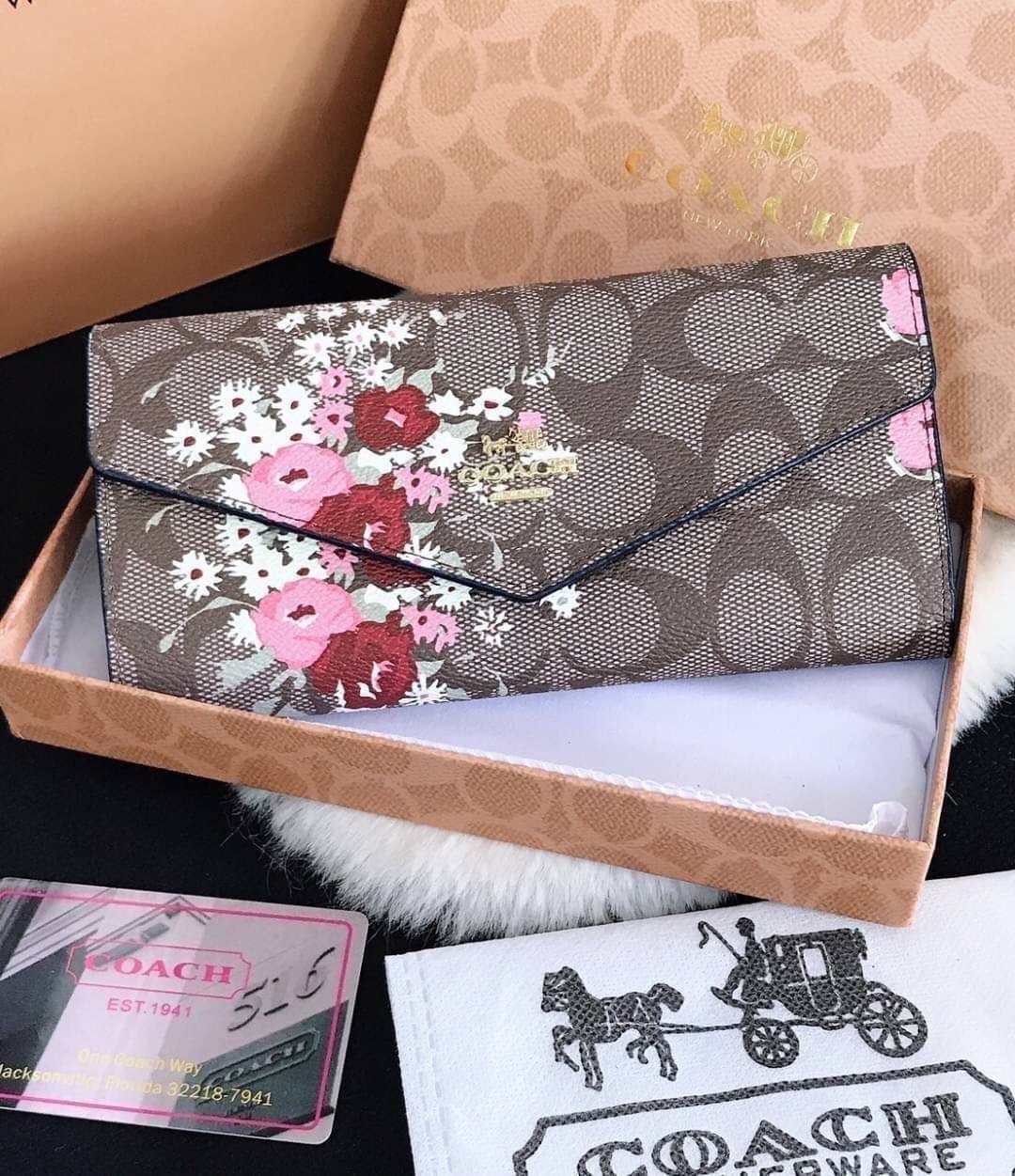 กระเป๋าสตางค์ coachสองพับ ใบยาว งานเกรดพรีเมี่ยม ปั้มทุกจุด ลายฮิตของCoach ด้านใน 2 ช่องใส่เเบงค์ ใส่บัตร 1 ซิปตรงกลาง ภายในมี 2 ช่อง มีช่องซิปตรงกลาง ปิดเปิดแบบกระดุม งานสวย