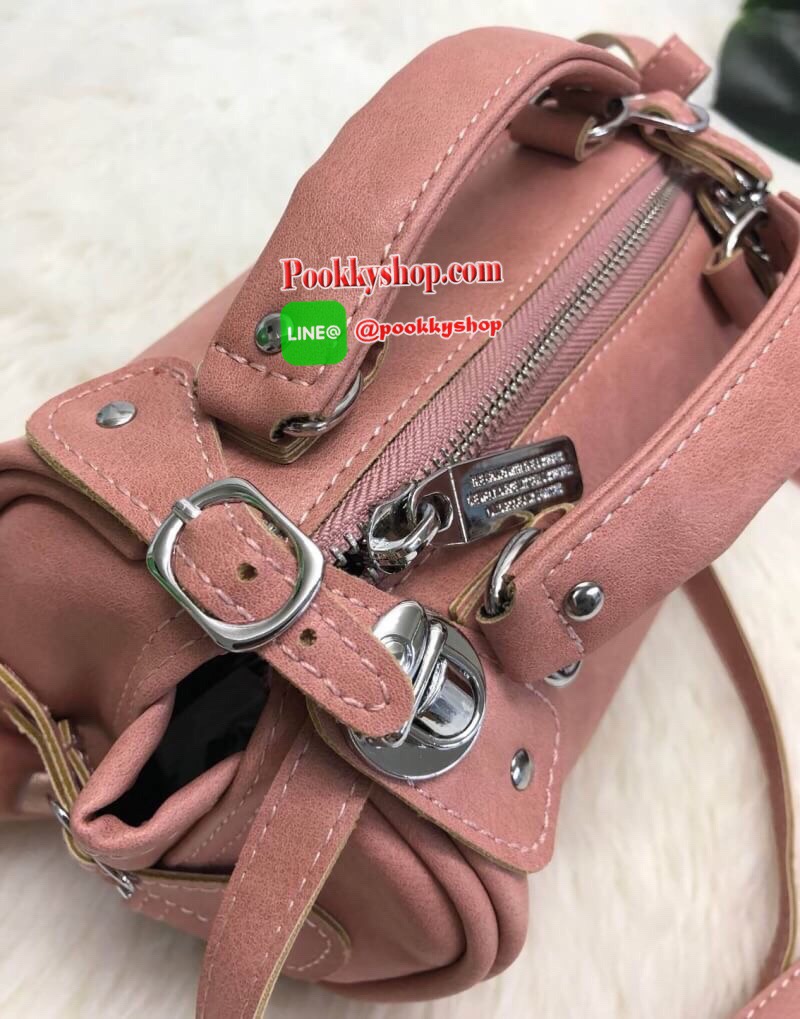 New in พร้อมสีออกใหม่จร้าา !!! Adidas mini shoulder bag and messenger bag 2018 กลับมาอีกครั้ง! กระเป๋าสะพายข้างแนวสปอร์ต วัสดุ pu หนังนิ่ม น้ำหนักเบาค่ะ ใช้ได้ทั้งด้านหน้าและหลังค่ะ ตัวกระเป๋าสกรีนโลโก้แบรนด์ เปิดปิดกระเป๋าแบบซิป ภายในโล่ง กว้างสามารถใส่ม