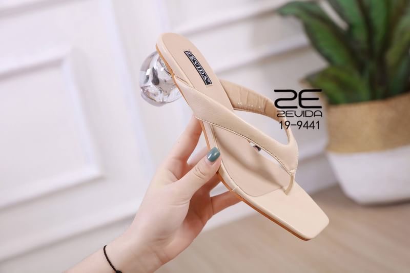 พร้อมส่งรองเท้าส้นกลม สวยหรู ดูเเพงเกินราคา สาวไฮห้ามพลาด งานอลังการเรียบหรู ทรงคีบหนังนิ่มอย่างดี งานดูเเพงเกินราคาดีเทลเด่นด้วยส้นเเก้ว น้ำดี ใสมาก