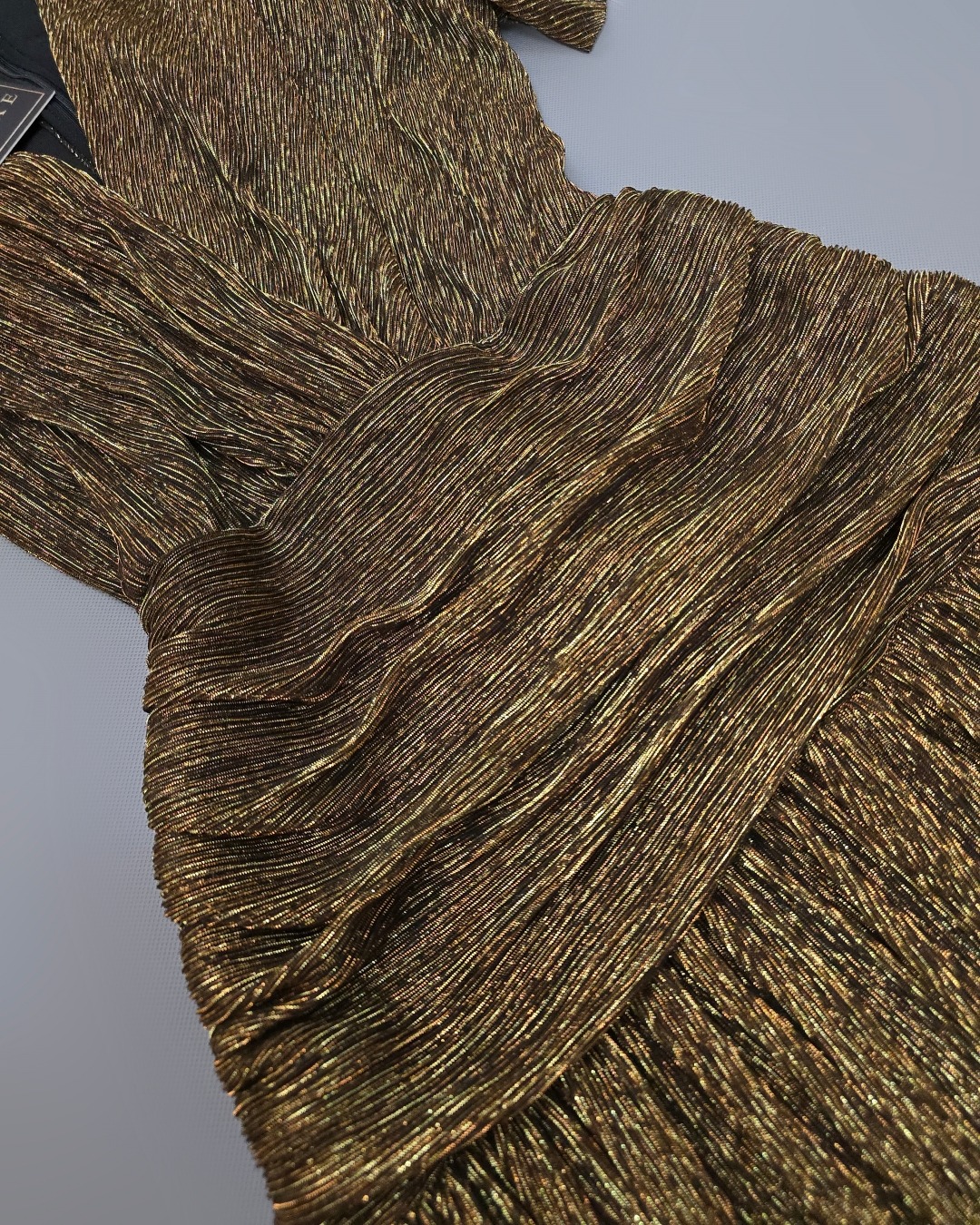 เดรสแฟชั่น แม็กซี่เดรสเสื้อคอวีป้าย แขนระบาย กระโปรงจับเดรปเข้ารูปตรงสะโพก ต่อชายกระโปรงบาน