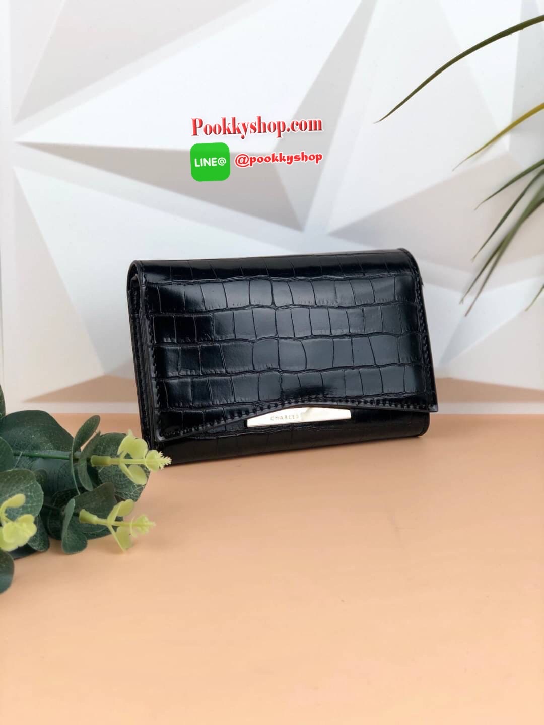 CHARLES & KEITH CROC-EFFECT V-CUT FRONT FLAP WALLET กระเป๋าเงินใบกลางแบบ3พับ รุ่นใหม่ล่าสุด เปิดปิดแบบกระดุมแม่เหล็ก ด้านในมีช่องซิปเล็กใส่เหรียญ ช่องการ์ด 7 ช่องและช่องใส่รูป มีช่องตามยาว 2 ช่อง ใส่ธนบัตรได้ตามยาว ไม่ต้องพับเลยค่า รุ่นนี้จับกระชับมือ ขนา