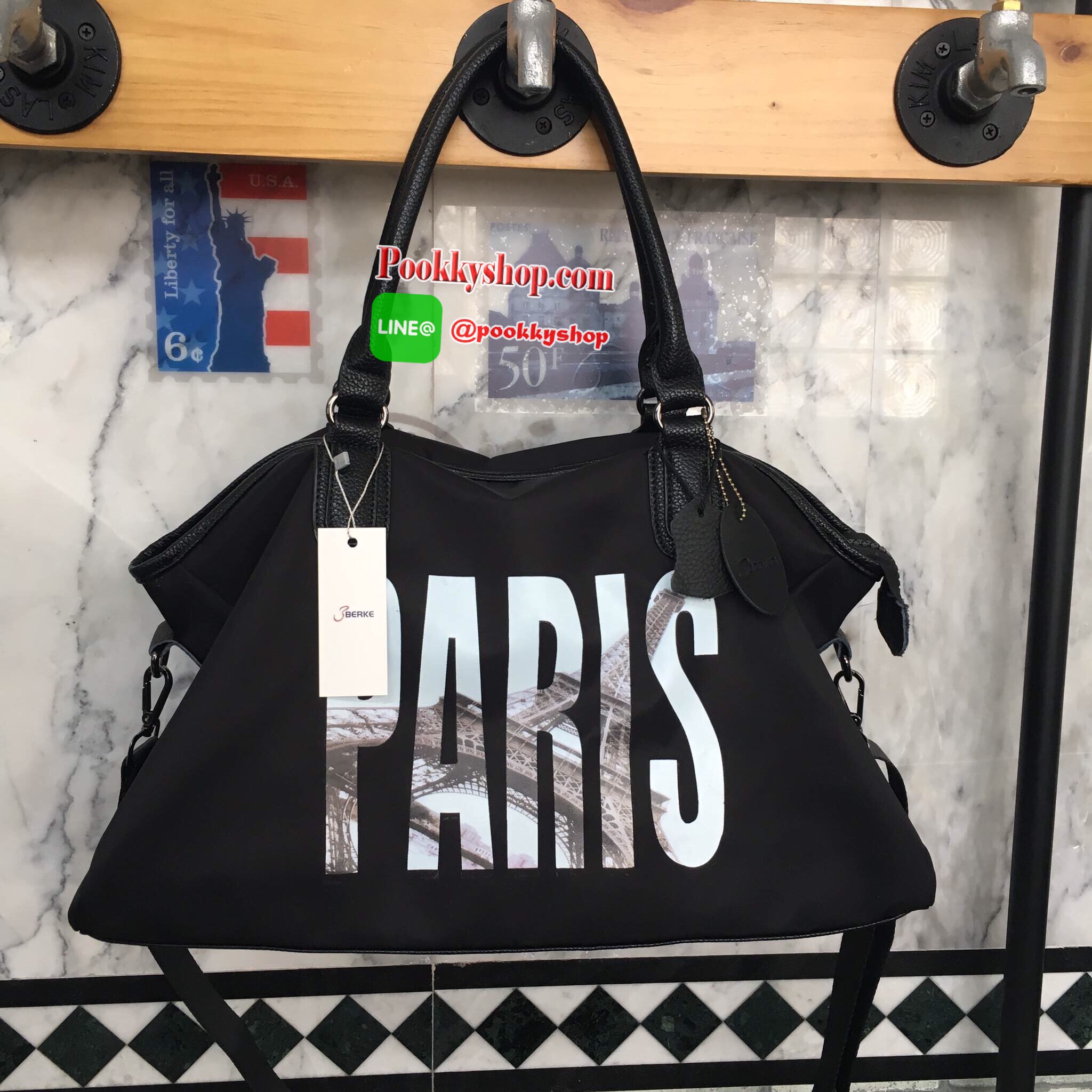 ใหม่ล่าสุด จากแบรนด์Berke กระเป๋าทรงเก๋ ใบใหญ่ ตอบโจทย์ สาวๆที่ของเยอะเลยคะ จุดเด่นที่ตัวกระเป๋าเป็นผ้าไนล่อนมีซับอย่างดี ทำให้ น้ำหนักกระเป๋าเบามากๆ สายจับ และ สายสะพายเป็นหนังนิ่ม ทนทานสุดๆ ภายในมีช่อง แยกเก็บของได้เป็นระเบียบมากๆ คะ ด้านข้างปรับเก็บทรง
