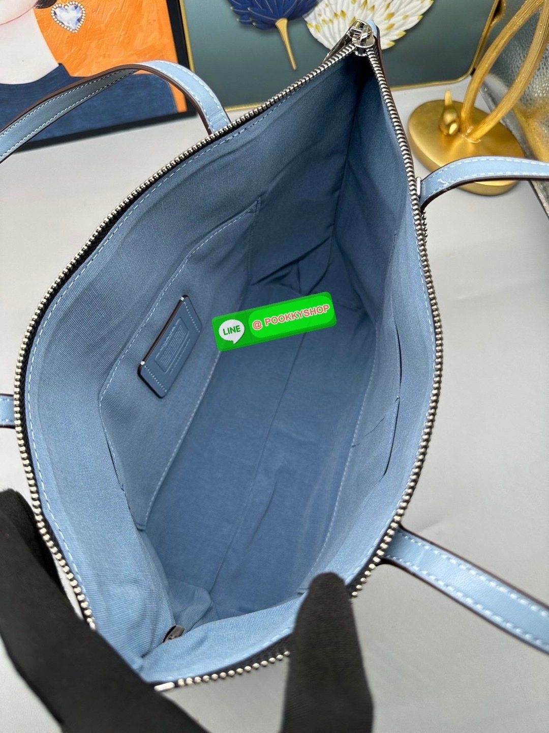 COACH CN626 – City Tote With Horse & Carriage Logo • กระเป๋าทรง Tote รุ่นยอดนิยม จุของได้เยอะ ใช้งานง่าย • วัสดุ Signature Coated Canvas • ด้านหน้าพิมพ์โลโก้ Horse & Carriage ขนาดใหญ่ สีสดใส เพิ่มลูกเล่นโดดเด่น