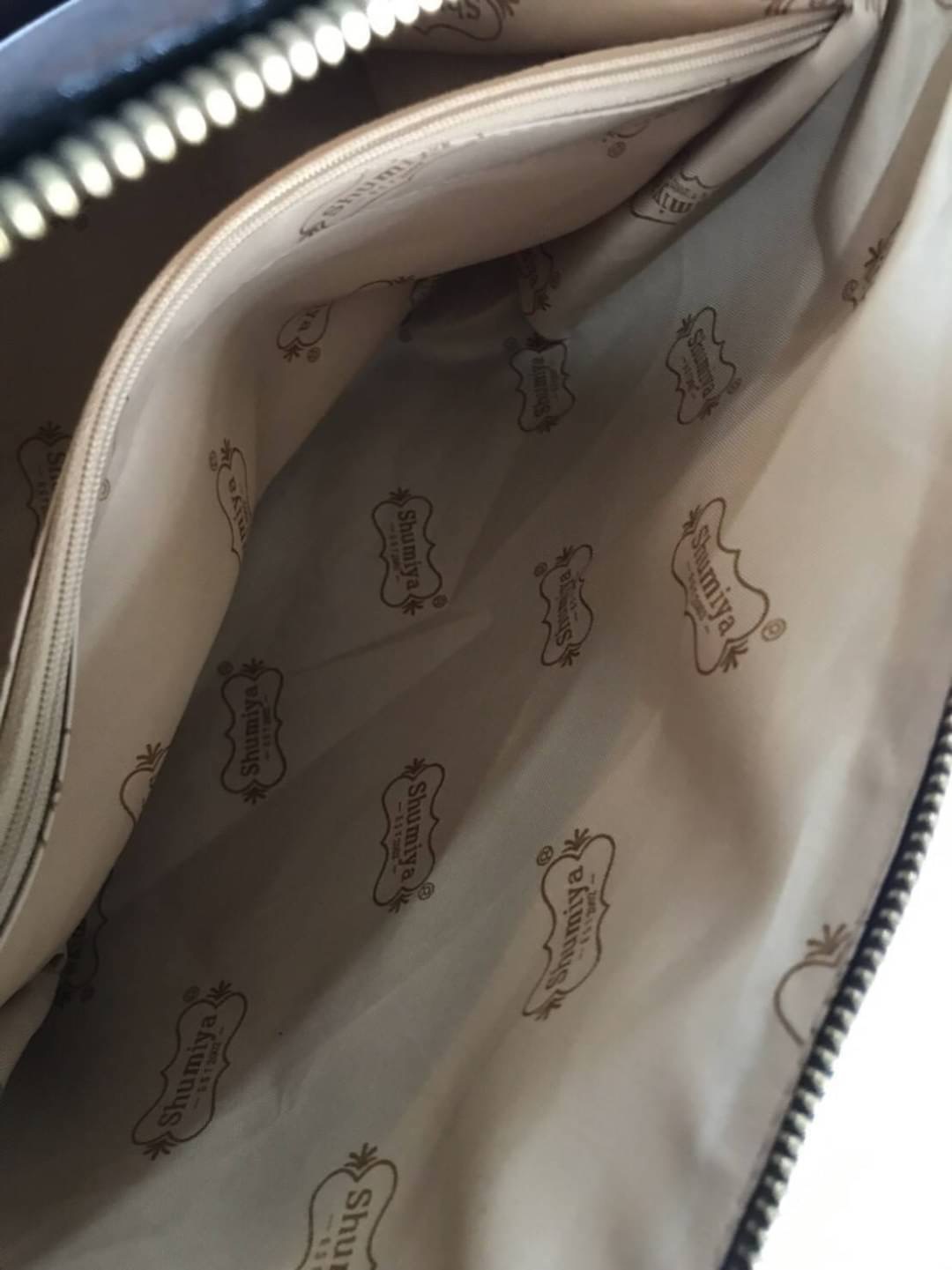 SHUMIYA BAGS พร้อมส่ง กระเป๋าหมีตาราง ทรงปีก งานเก๋มากค่ะ มาพร้อมโลโก้และผ้าผูกหูแบรนด์ shumiya !! WOW WOW ~ เอาใจแฟนคลับหมีตาราง งานมาใหม่ สวยปังทุกแบบ !!! แถมฟรีพวงกุญแจหมีน่าร๊ากก น้ำหนักเบา จุของได้เยอะ หลายช่องใช้งาน มีสายสะพายยาวให้ 1 เส้นค่ะ