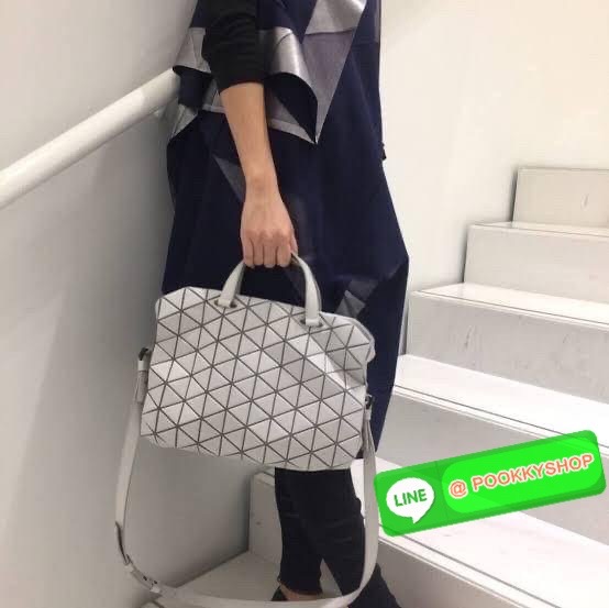 Bao Bao issey Miyake Tonneau Small Matte Bao Bao Issey Miyake รุ่น TONNEAU (ทอนโนะ) กระเป๋าทรง Boston Bag ที่โดดเด่นด้วยลายแพทเทิร์น 3 เหลี่ยมด้านเท่าเรียงต่อกัน ทำให้กระเป๋าใบนี้มีความโดดเด่นทั้งในเรื่องของดีไซน์ที่ทันสมัย และการใช้งานที่ครบทุกฟังก์ชั่น