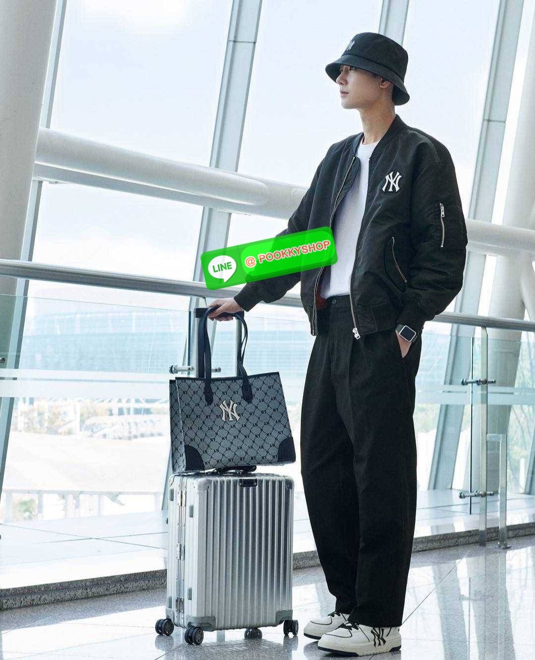 MLB MONOGRAM TOTE BAG กระเป๋าทรงโท้ท ใบใหญ่จุคุ้ม ที่มีกิมมิคไม่เหมือนใคร ด้วยดีไซน์ลวดลายโมโนแกรมเอกลักษณ์ ปั๊มลงบนผ้าแคนวาสและหนัง pu คุณภาพดี สวยคม ปากกระเป๋ามีอะไหล่เกี่ยวกันของหล่นได้ มาพร้อมสายสะพายในตัว ภายในโล่งกว้างมาก ใส่ของสำคัญได้แบบไร้กังวล ห