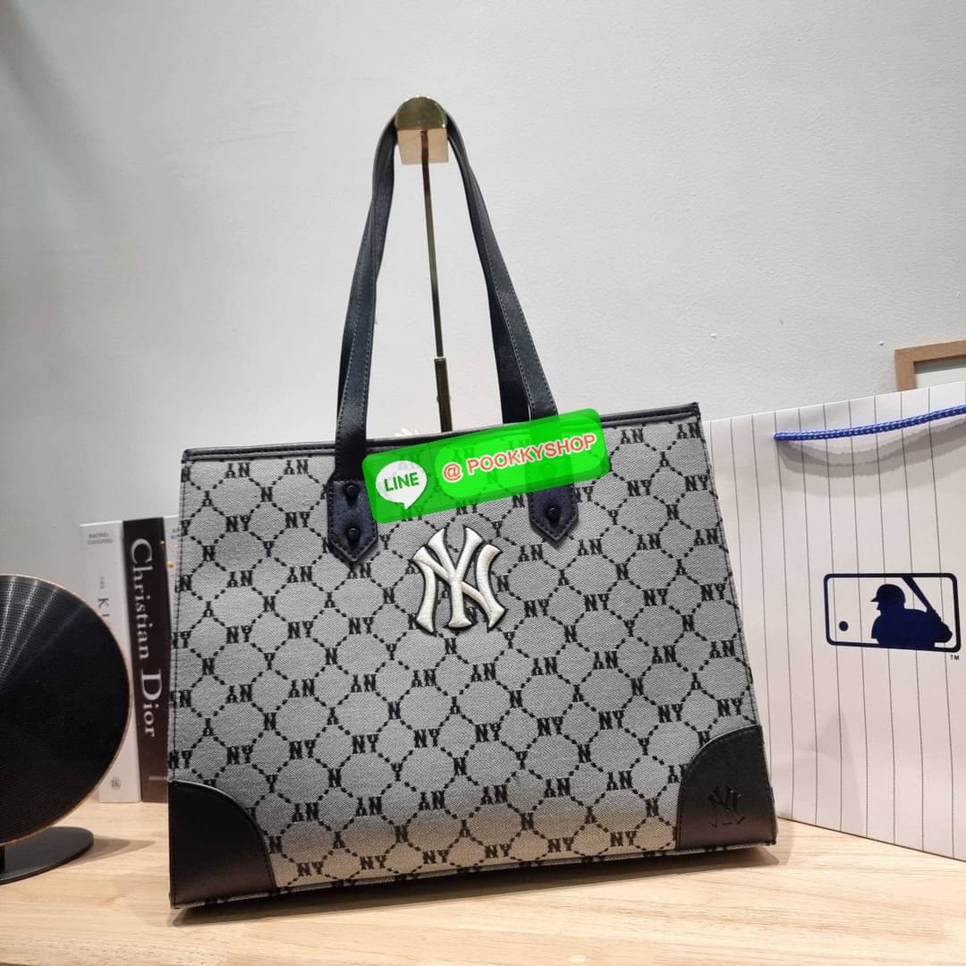 MLB MONOGRAM TOTE BAG กระเป๋าทรงโท้ท ใบใหญ่จุคุ้ม ที่มีกิมมิคไม่เหมือนใคร ด้วยดีไซน์ลวดลายโมโนแกรมเอกลักษณ์ ปั๊มลงบนผ้าแคนวาสและหนัง pu คุณภาพดี สวยคม ปากกระเป๋ามีอะไหล่เกี่ยวกันของหล่นได้ มาพร้อมสายสะพายในตัว ภายในโล่งกว้างมาก ใส่ของสำคัญได้แบบไร้กังวล ห