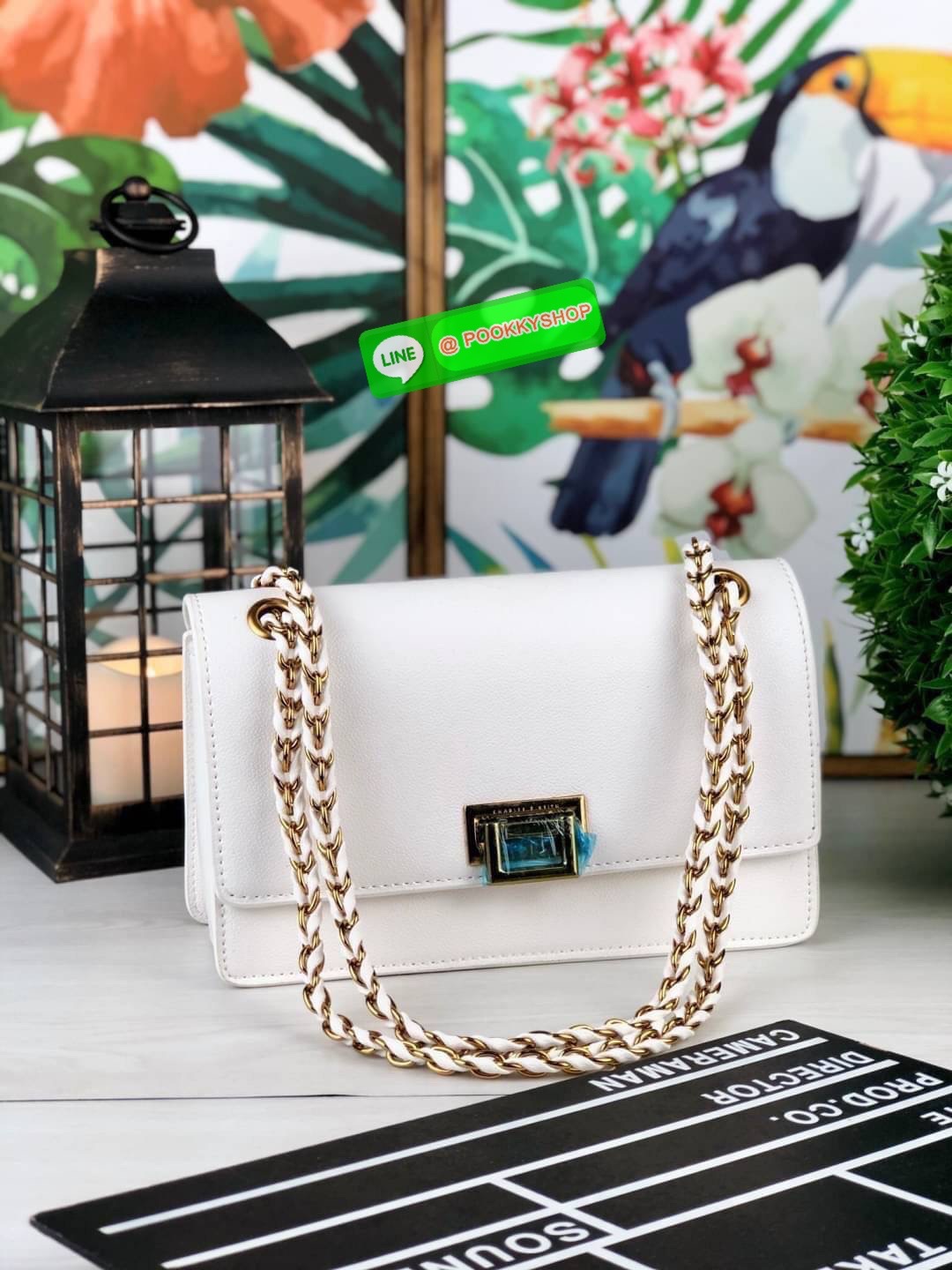 Restock พร้อมส่งครบสีค่า เพิ่มความหรูหราให้คุณกับใบนี้เลยค่ะ Charles & Keith Chain Strap Shoulder Bag กระเป๋าสะพายสายโซ่วางอยู่ทรง วัสดุหนังลายเกรน ตัดกับอะไหล่สีทองหรูหราลงตัว เปิดปิดแบบตัวดันล็อก ด้านในมีช่องซิปเล็ก1 ช่อง จุของได้ดี ใส่กระเป๋าเงินใบยาวไ