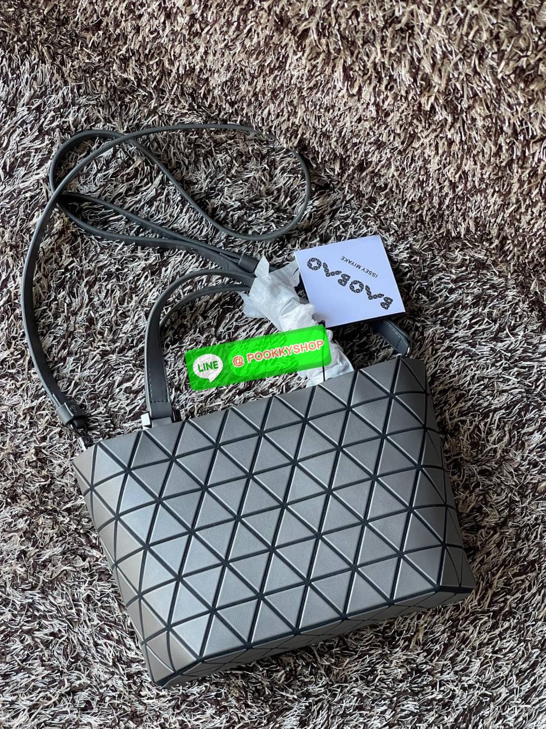 💕BAO BAO ISSEY MIYAKE MATTE CRYSTAL SMALL TOTE เป็นกระเป๋าทรงโท้ทที่มีความพิเศษด้วยการออกแบบแผ่นสามเหลี่ยมแบบใหม่จัดเรียงต่อกันในแนวตั้งเสริมกระเป๋าให้ดูหรูหรา ทันสมัย และดูมีเอกลักษณ์เป็นของตัวเอง อีกทั้งยังมีโครงสร้างฐานตาข่าย นอกจากช่วยให้กระเป