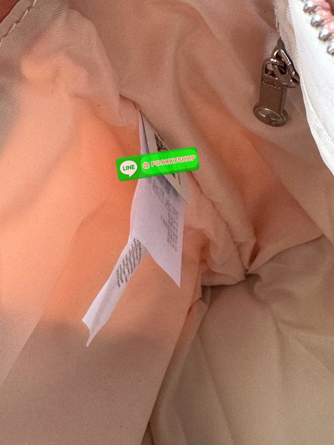 Kipling RECICELY S กระเป๋าสะพายข้างขนาดเล็กของ Kipling Recicely รุ่นนี้เหมาะอย่างยิ่งสําหรับการสวมใส่ในชีวิตประจําวันด้วยกระเป๋าซิปด้านในและกระเป๋าซิปด้านหลัง นอกจากนี้ยังมีสายปรับได้และถอดออกได้ ดังนั้นคุณสามารถ ใช้งานได้หลายรูปแบบ มีDetail โลโก้ ด้านหน้