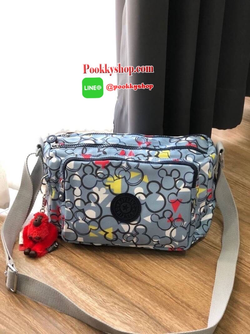 Kipling Disney's Mickey Mouse กระเป๋าสะพายทรงสวย รุ่นยอดนิยมเลยค่ะ สายสะพายปรับระดับสั้น-ยาว เป็นกระเป๋าสะพายเฉียงลำตัวได้ค่ะ ช่องซิปเยอะค่ะ ใส่ของได้เป็นสัดส่วน จุสัมภาระได้ดีเลยค่ะ ทรงสวย สะพายน่ารักมาก ห้ามพลาดเลยค่ารุ่นนี้