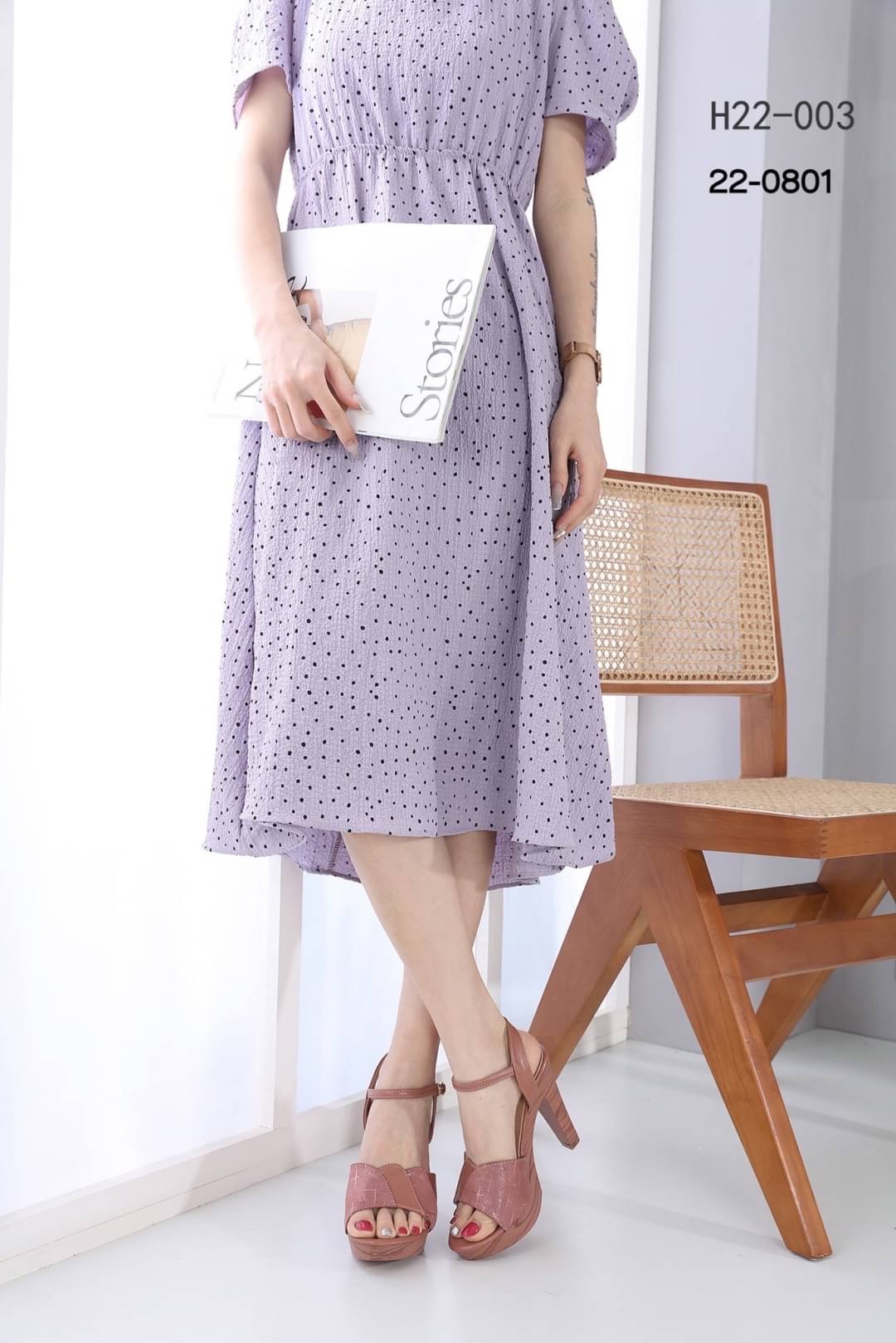 แบบใหม่งานขายดีพร้อมส่ง สินค้ามีจำนวนจำกัดนะค่า สั่งด่วนค่า ส้นสูงลายไม้4นิ้ว งานพิ้นpuน้ำหนักเบาหนังนิ่มรัดข้อปรับได้ แบบเรียบๆน่ารักๆเลยเสริมหน้าสูง1.5นิ้ว