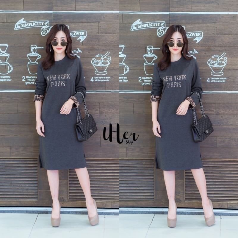 • tHer sHop • มาเพิ่มค่า Long Dress เดรสคอกลมแขนยาวทรงสวย ดีเทลแต่งปลายแขนลายเสือด้านหน้าสกรีนตัวอักษร แต่งกระเป๋าข้าง ใช้เนื้อดี ผ้าหนานิ่มใส่สวย ตัวเดียว ใส่เที่ยวใส่ชิวได้เลยค่ะ