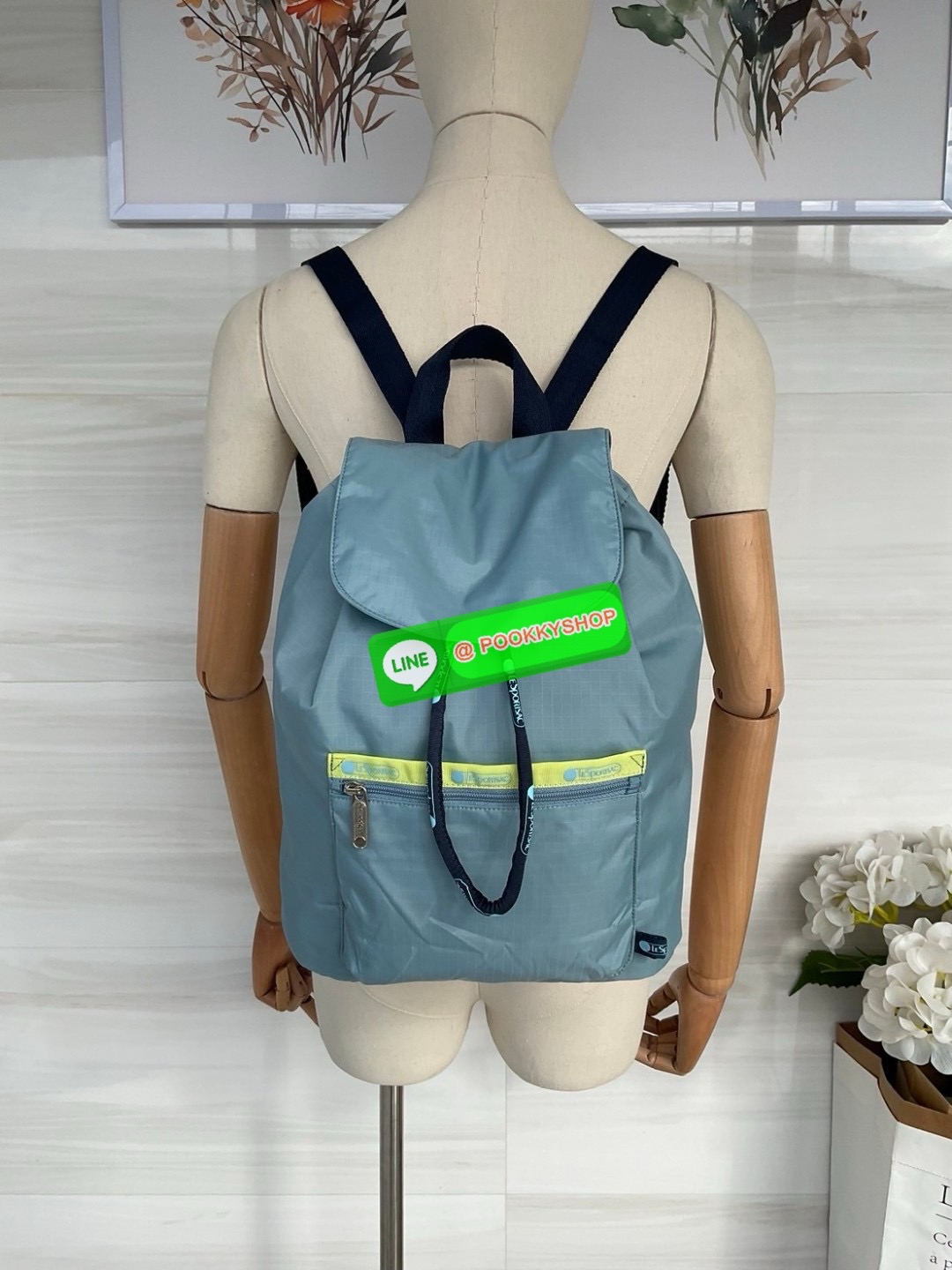 🚚 พร้อมส่ง 🚚 Japan LeSportsac Casual Versatile Portable Women's Bag Solid Color Blue Bucket Bag Flip Backpack สินค้าแบรนด์แท้100% พร้อมแท็ก! กระเป๋าเป้สะพายหลังลําลอง ทรงบักเก็ต น้ําหนักเบา กระเป๋าเป้หูรูด กระเป๋าเดินทางขนาดกลาง ด้านห