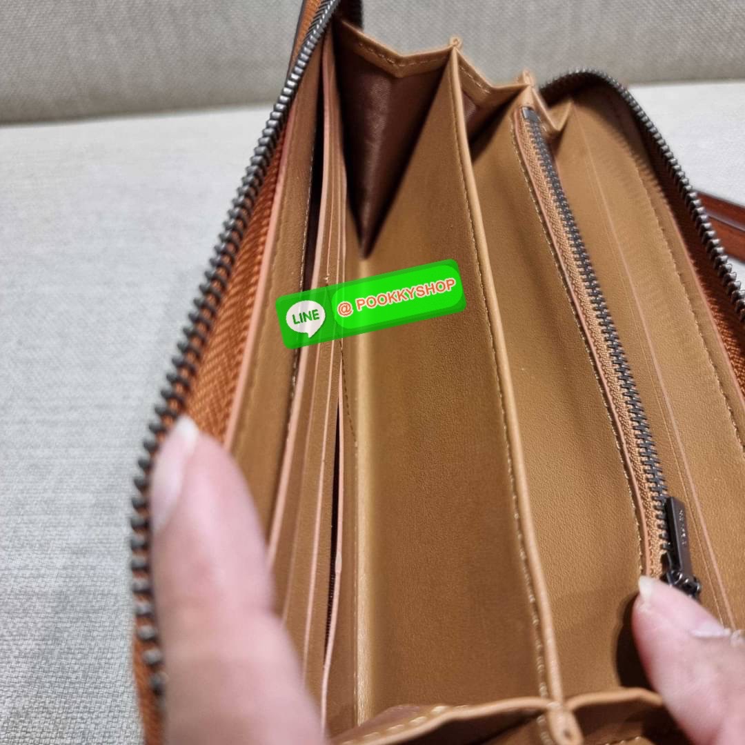 COACH C3548 LONG ZIP AROUND WALLET WITH HORSE AND CARRIAGE พร้อมเสิร์ฟความหรู กับคอลใหม่ สีสวย ผู้ดีขับผิวมาก กระเป๋าสตางค์ใบยาวกึ่งคล้องมือ เรียบหรู โดดเด่นด้วยโลโก้เอกลักษณ์ วัสดุหนัง pepble ทนทาน มาพร้อมสายคล้องมือ ถอดออกได้ ภายในใส่บัตรได้เยอะ มีช่องซ