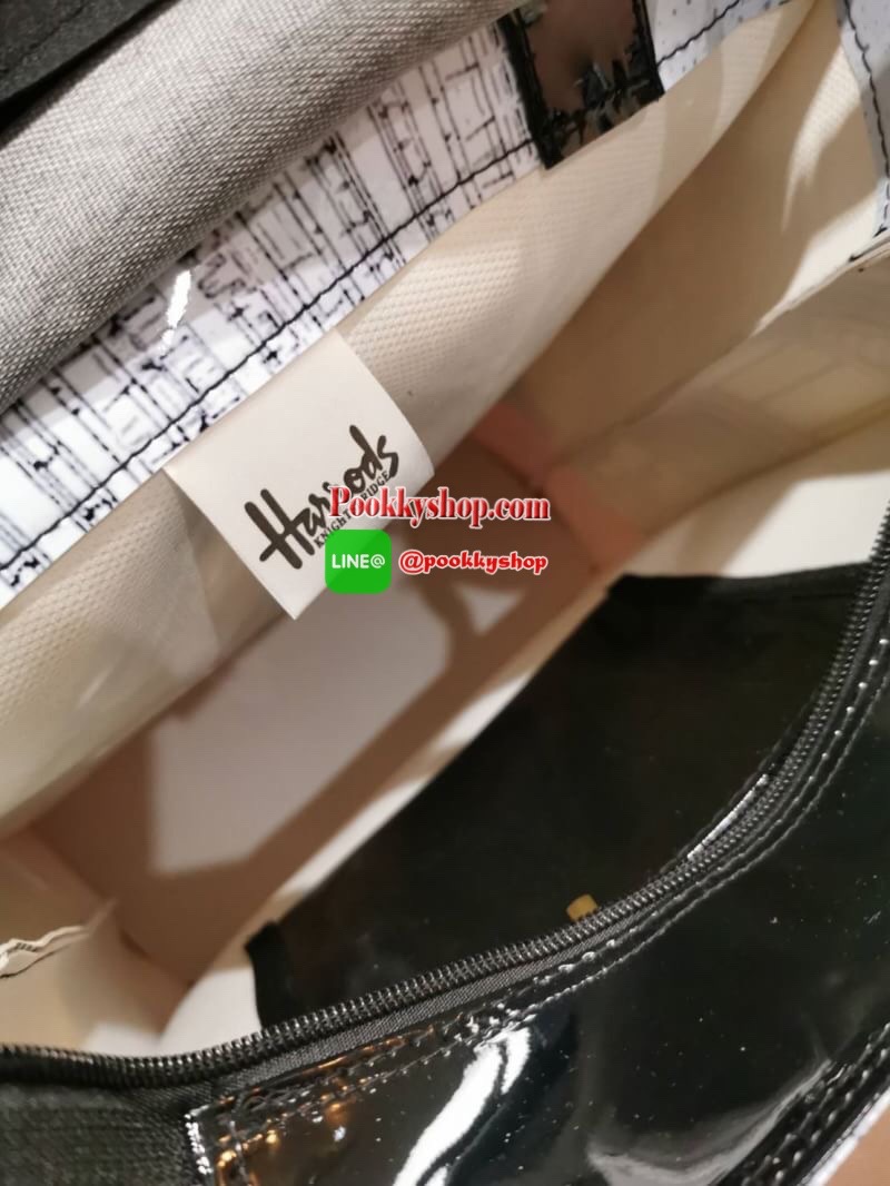 ลายนี้เข้าแล้วนะคะ! พร้อมส่งไอเท็มยอดนิยม! Harrods London Top-handle Shopping Bag กระเป๋า Shopping แบรนด์ดังจากอังกฤษรุ่นยอดนิยมวัสดุ PVC+Polyester 100% ของแท้เนื้อหนาอยู่ทรงกันน้ำ ขนาดกำลังดี น้ำหนักเบา เปิดปิดด้วยซิปสะดวกใช้หัวซิปปั้มโลโก้แบรนด์อะไหล่เง