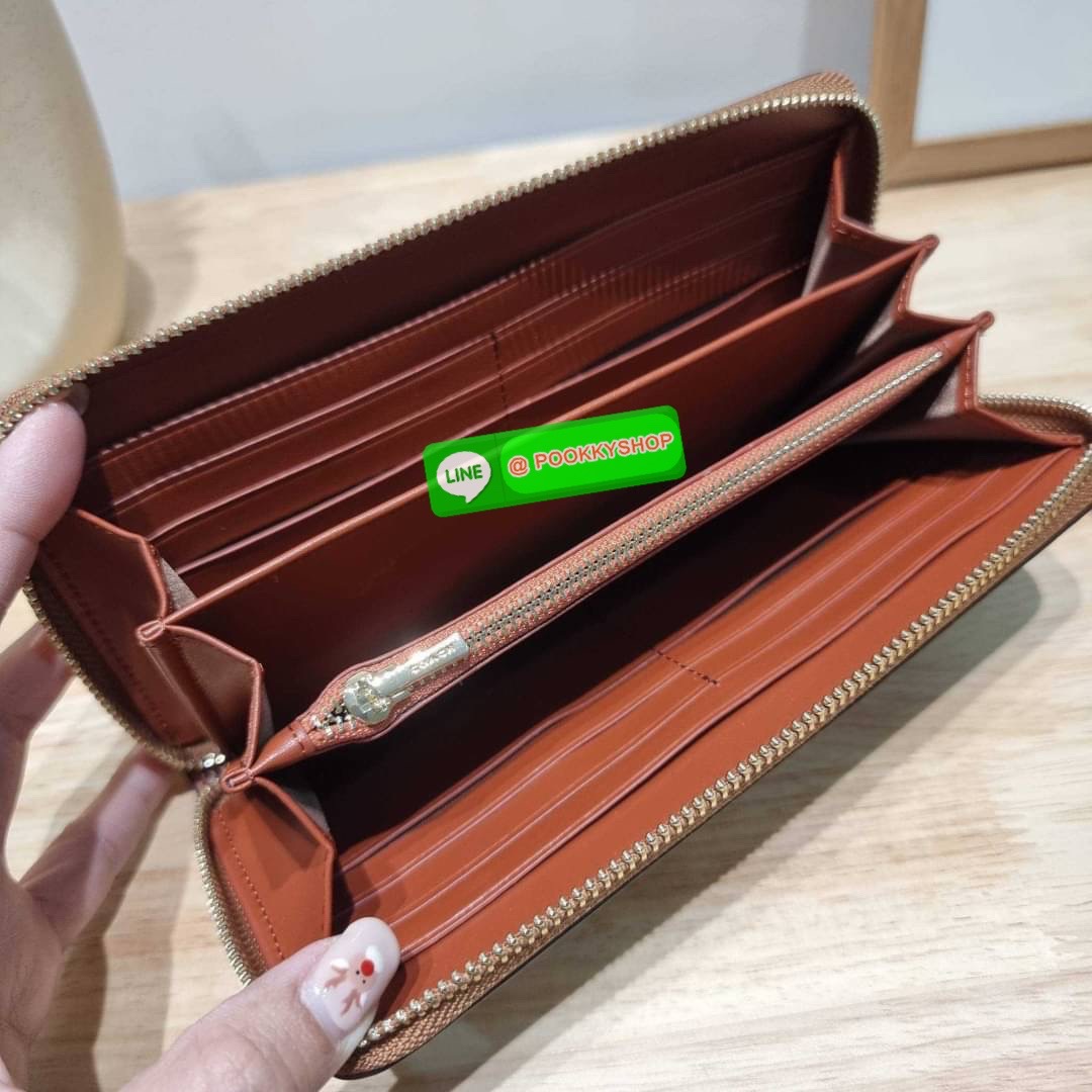 COACH CE705 COACH × PEANUTS LONG ZIP AROUND WALLET IN SIGNATURE CANVAS WITH SNOOPY WOODSTOCK PRINT ใหม่ล่าสุด กับกระเป๋าสตางค์ใบยาวกึ่งคล้องมือ สวยดูแพง ดีไซน์เหล่าการ์ตูนยอดฮิต คลาสสิคไม่มีเอาท์ วัสดุหนังแคนวาสเคลือบผิว ดูแลรักษาง่าย มาพร้อมสายคล้องมือ ถ