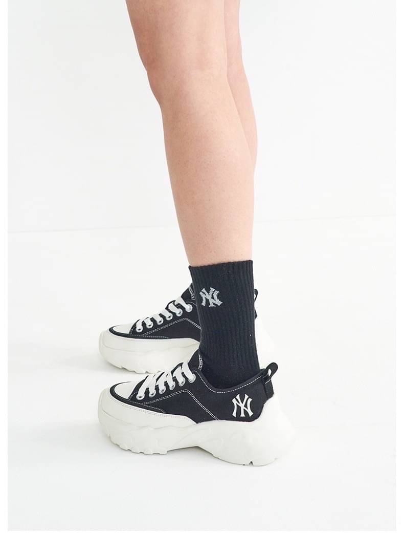 𝙉𝙀𝙒 𝙉𝙀𝙒 รองเท้าผ้าใบ MLB Korea รุ่นใหม่ล่าสุดรุ่นนี้คือฮิตมากที่เกาหลี ส้นหนามีโลโก้ด้านข้าง สวยมาก รุ่นนี้ทุกคนต้องมีน่ารักมากทรงนี้ใส่แมทช์กับชุดไหนก็เริ่ดไม่ซ้ำใครแน่นอน งายสวยโลโก้ทุกจุด