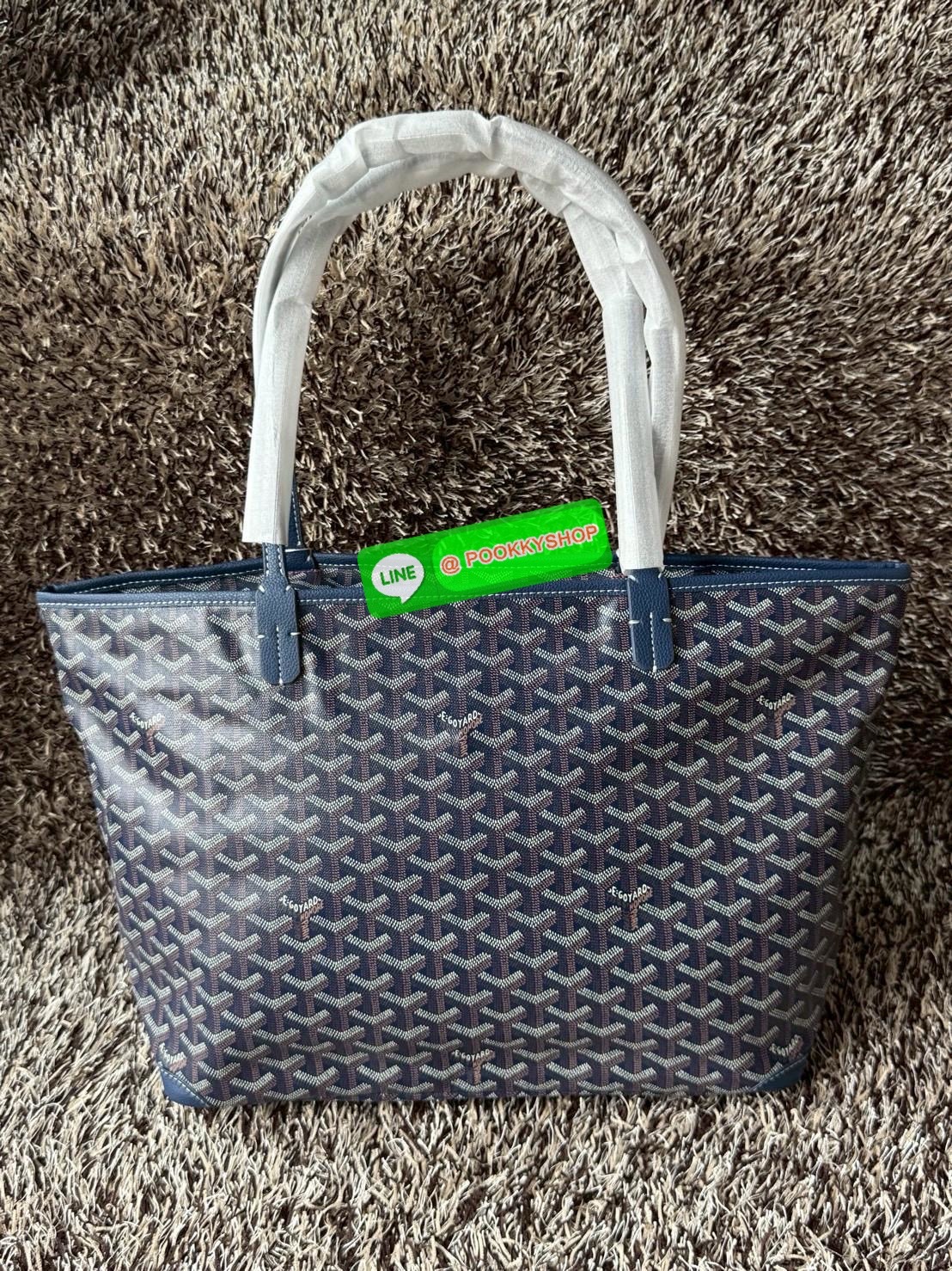 Goyard Artois MM Bag กระเป๋า Artois MM เป็นกระเป๋าที่มีซิปด้านบนเพิ่มคงามปลอดภัย ภายในพื้นที่กว้างเพื่อจัดระเบียบข้าวของของคุณ มันโดดเด่นด้วยฐานด้านล่างทั้งสองมุมเย็บต่อด้วยหนังใช้งานในแบบทางการหรือกึ่งทางการก็ได้