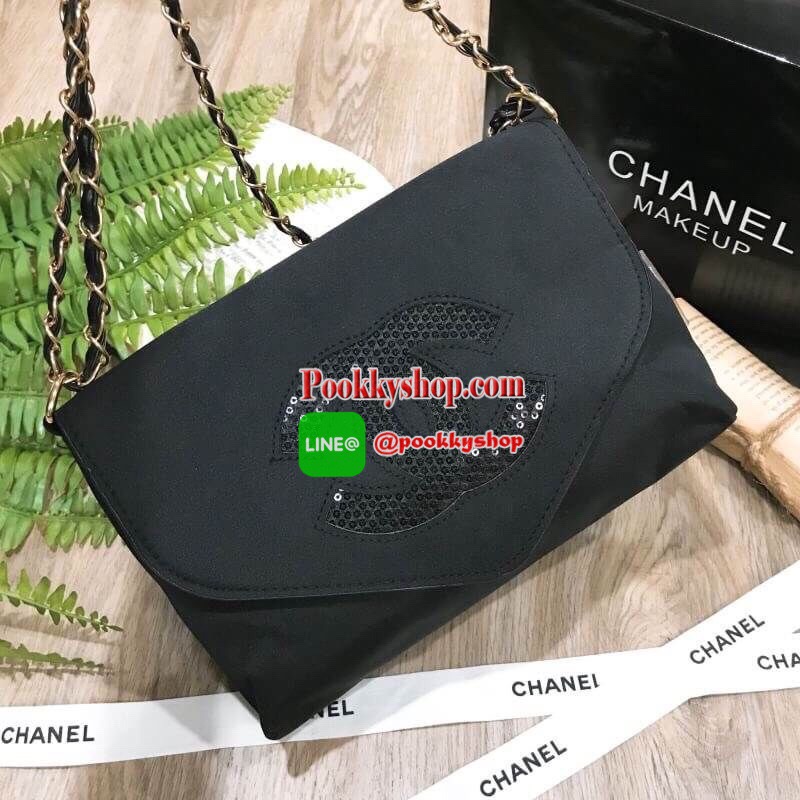 ห้ามพลาดรุ่นใหม่ล่าสุด! Chanel Envelope Cosmetic Bag With Chain VIP Gift With Purchase (GWP) พรีเมี่ยมเเท้จาก Chanel Cosmetic Counter ดีไซน์รูปซองจดหมายวัสดุ Nylon&Polyester 100% อยู่ทรงสวยด้านหน้าประดับโลโก้แบรนด์วิ้งๆสวยหรูดูดี เปิดปิดด้วยฝาปิดพร้อมซิปแ