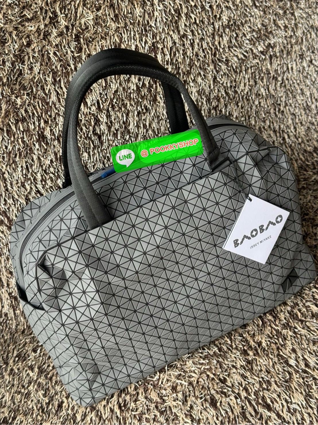 Baobao issey miyake cargo tote matte กระเป๋า CARGO สไตล์บอสตัน มีหูจับแบบบุหนา มีฐานกว้างใส่ได้เยอะ สาทารถใส่สัมภาระที่จำเป็นในการเดินทาง หรือมีพื้นที่จัดเก็บสิ่งของที่เราต้องใช้ในการทำงานด้วย เช่น โน้ตบุ๊ก สมุดจดบันทึก แฟ้มเอกสารต่าง ๆ ดีไซน์หรูดูสุภาพเร