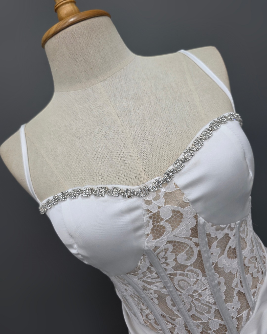 เดรสแฟชั่น แม็กซี่เดรสเสื้อสายเดี่ยว มีโครงสไตล์คอร์เซ็ต กระโปรงจับเดรป