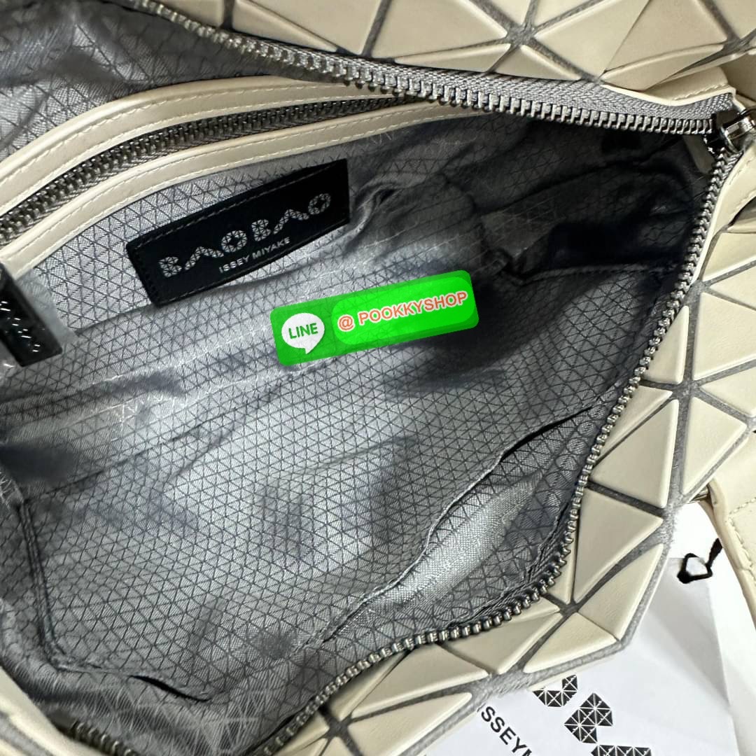Bao Bao issey Miyake Tonneau Small Matte Bao Bao Issey Miyake รุ่น TONNEAU (ทอนโนะ) กระเป๋าทรง Boston Bag ที่โดดเด่นด้วยลายแพทเทิร์น 3 เหลี่ยมด้านเท่าเรียงต่อกัน ทำให้กระเป๋าใบนี้มีความโดดเด่นทั้งในเรื่องของดีไซน์ที่ทันสมัย และการใช้งานที่ครบทุกฟังก์ชั่น