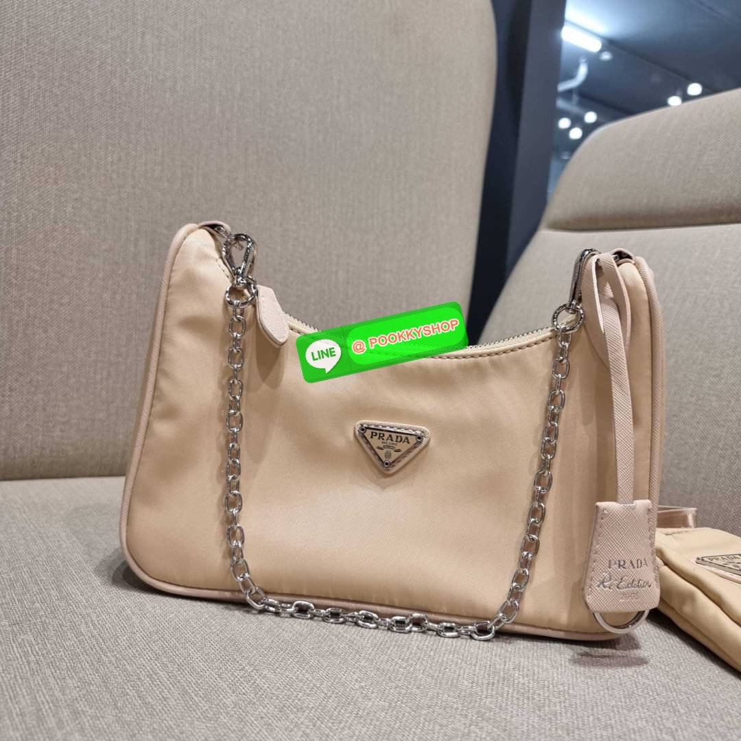 PRADA RE-EDITION 2005 RE-NYLON SHOULDER BAG ไอเท็มสุดปัง ที่ฮิตตลอดกาลไม่ว่าจะปีไหนๆ จัดให้ครบทั้งสีขายดีและสีใหม่ล่าสุด ที่สายคุณหนูห้ามพลาด!! กับกระเป๋าสะพายทรงคลาสสิค เหมาะเป็น everyday bag มากๆ วัสดุผ้าไนล่อนคุณภาพ พร้อมใบลูก ไว้ใส่เหรียญ ใส่กุญแจได้ส