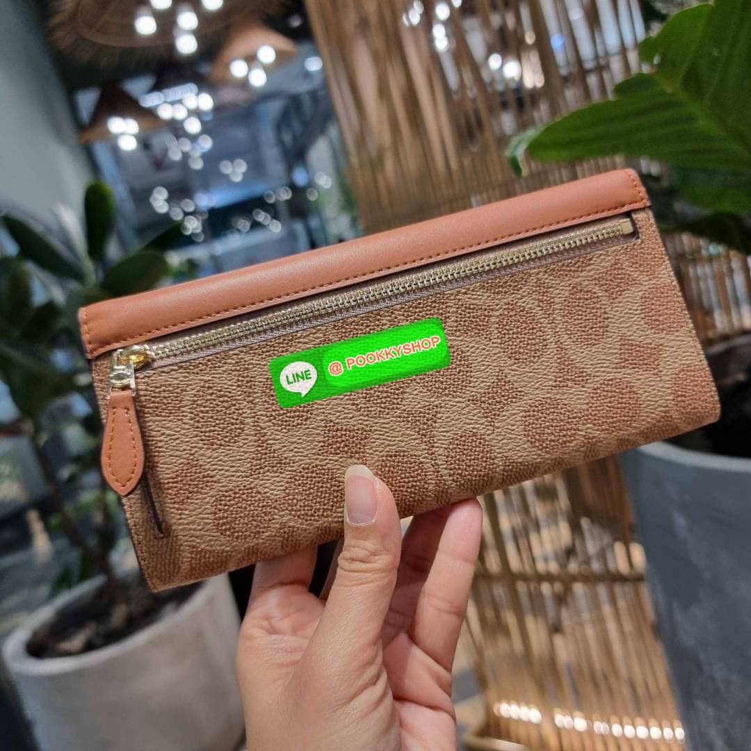 COACH 31547 SOFT WALLET IN COLORBLOCK SIGNATURE CANVAS คัมแบคแล้วน้า กับไอเท็มหายาก กระเป๋าสตางค์ใบยาวแบบพับ ขนาดกำลังสวย ดีไซน์คลาสสิคเอกลักษณ์ วัสดุหนังแคนวาสเคลือบลาย เปิด-ปิดด้วยกระดุม ภายในใส่บัตรได้เยอะ ใส่ธนบัตรได้สบายๆ ใบจริงสวยปังทุกสี ใครมองหากร