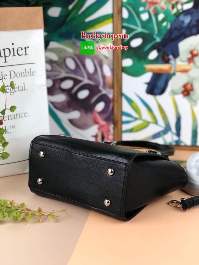 Lyn Handbag กระเป๋าถือ/สะพายวางอยู่ทรง ด้านหน้ามีปั๊มโลโก้แบรนด์ มาพร้อมพวงกุญแจหนังเข้าสีกระเป๋า มีหมุดรองฐานทั้ง 4 มุม หูหิ้วสามารถพับลงได้ เปิดปิดแบบซิป ด้านในมีช่องซิปเล็ก 1 ช่อง สามารถใส่ iPhone plus กระเป๋าเงินใบกลางได้สบายๆค่ะ มีสายสะพายยาวหนังปรับ