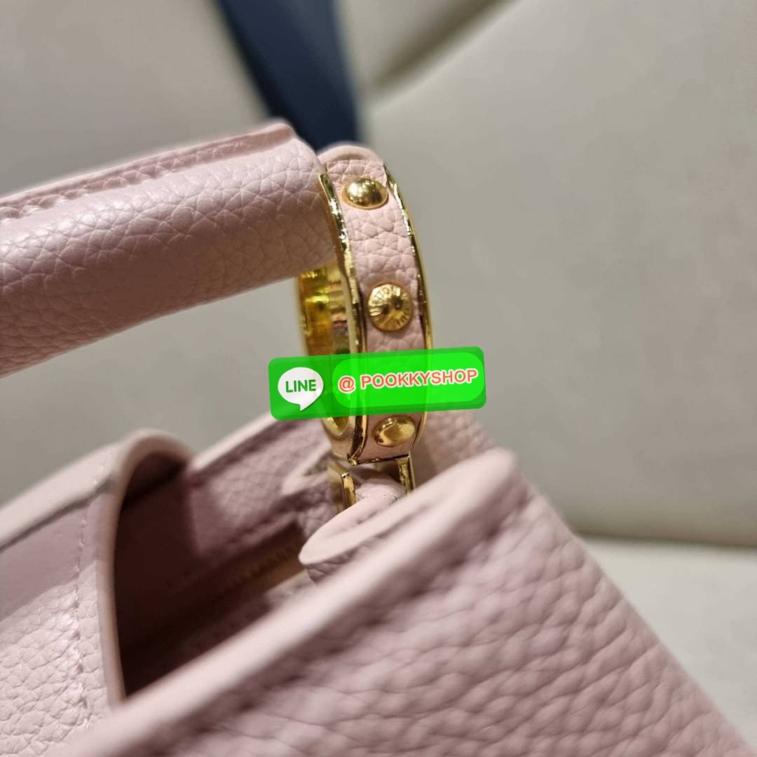 NEW IN!! LV capucines top handle วีไอพีพรีเมี่ยมกิ๊ฟจากเคาน์เตอร์ ที่สุดของความสวยในราคาเบาๆ กระเป๋าถือสุดหรู ดีไซน์ทรงคลาสสิค พร้อมลวดลายหรูหรา มาพร้อมหูจับในตัว ด้วยรูปทรงวินเทจและวัสดุหนังลูกวัว สัมผัสดี ขับผิว ทำให้ไอเท็มนี้สะกดทุกสายตาจริงๆ และยังมีล