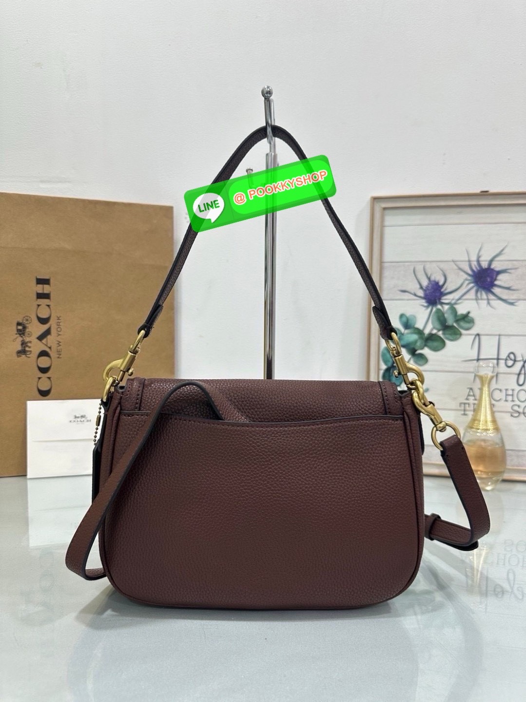 เรียบ หรู แต่ดูแพงแบบไม่ตั้งใจ Coach CU099 – Studio Shoulder Bag รุ่นฮิตสุดมินิมอล ตัว C เล็กหรูบนหนังสีคลาสิค ทรงสวยสะพายได้ทั้งถือไหล่และ crossbody ไม่ว่าจะใส่ลุคไหน… ก็เปลี่ยนเป็นลุคคุณหนูมีคลาสได้ในพริบตา