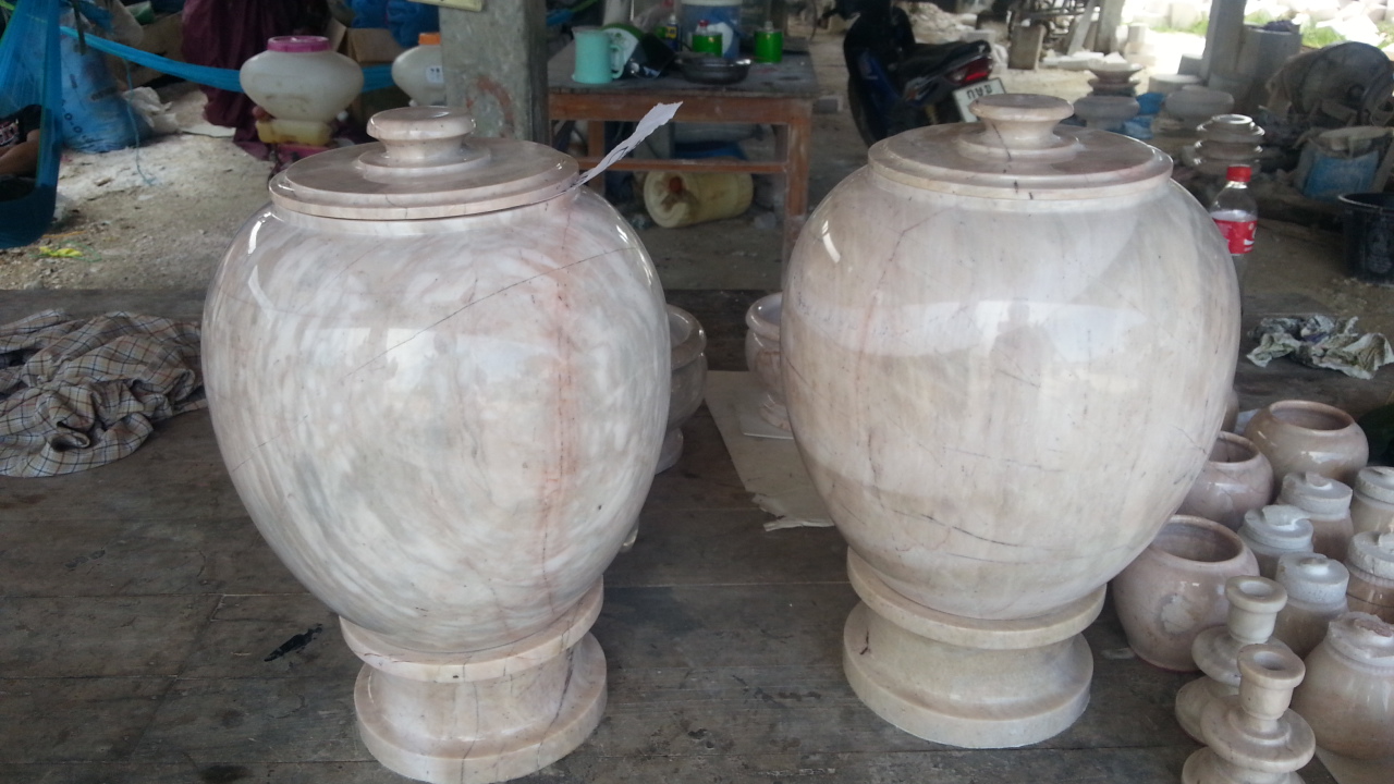 โอ่งหินอ่อน ขนาดสูง 40 เซนติเมตร กว้าง 25 เซนติเมตร